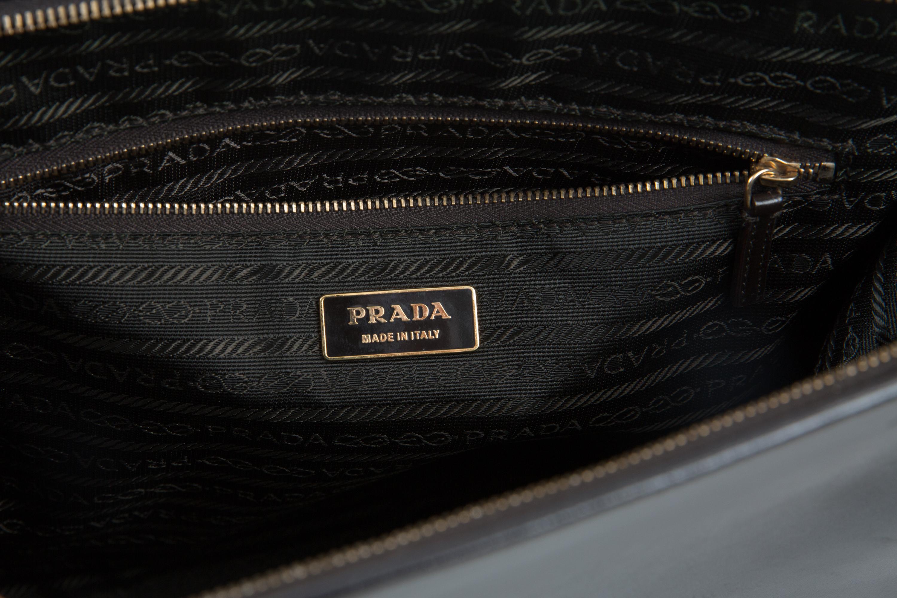 Sac à main en cuir marron de Prada en vente 2