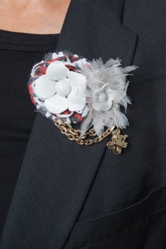 Louis Vuitton LV Brosche mit weißer Blume