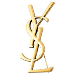 Yves Saint Laurent – Goldfarbene „YSL“-Cassandre-Brosche in großer Ausführung