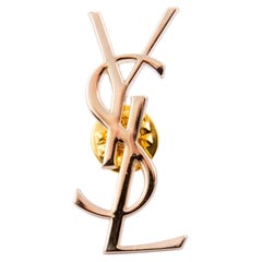 Grande broche « YSL » Cassandre de couleur dorée signée Yves Saint Laurent