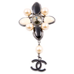 Broche CC negro con adornos de Chanel