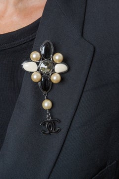 Broche CC negro con adornos de Chanel