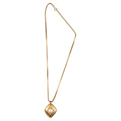 Chanel-Halskette mit Medaille aus Kunstperlen