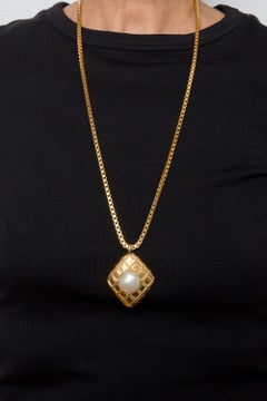 Chanel-Halskette mit Medaille aus Kunstperlen