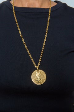 Collar Cassandre de Yves Saint Laurent (YSL) en tono dorado