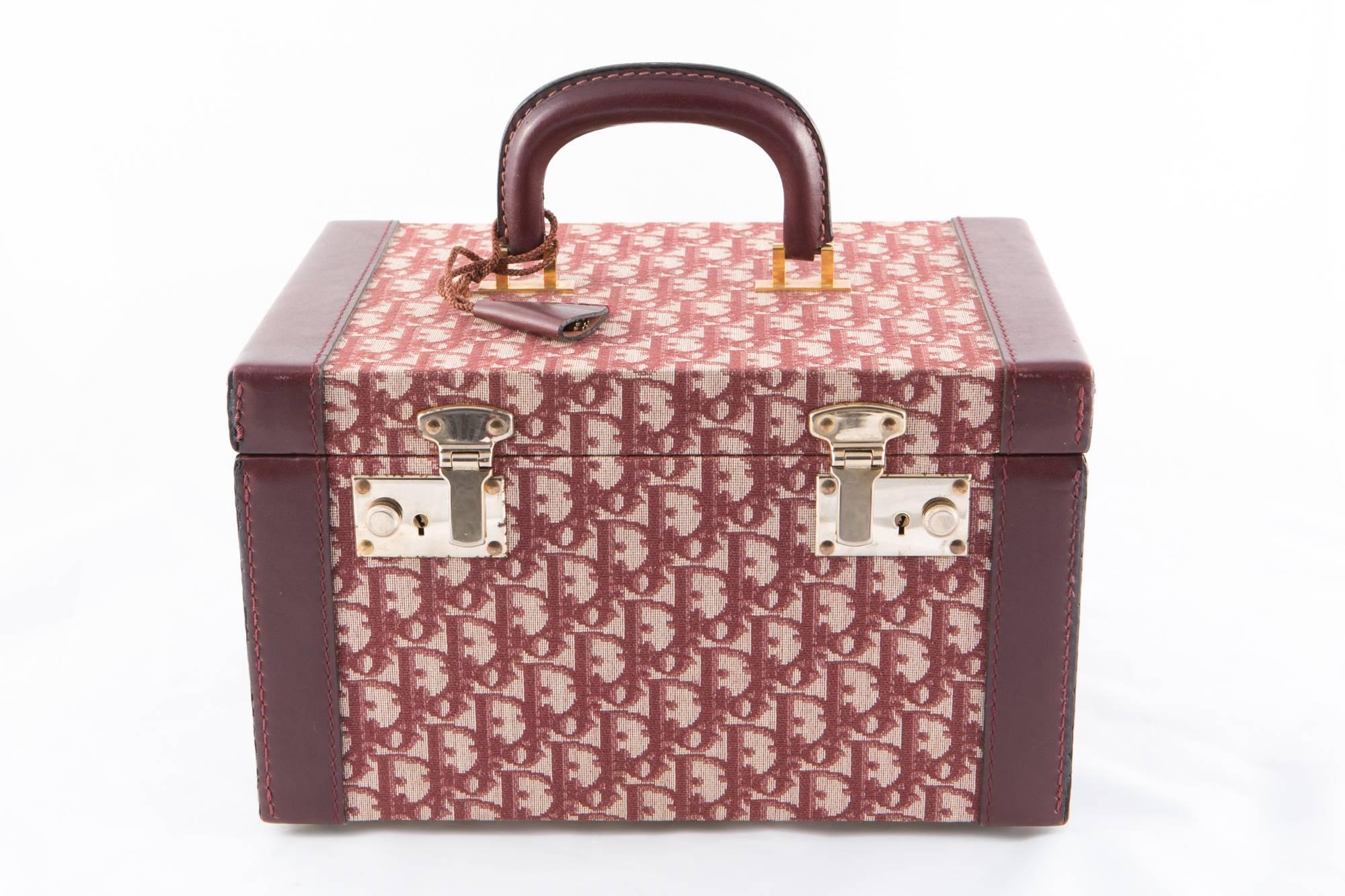 1970s Dior bordeaux cotton monogram vanity case featuring an all over logo pattern, a leather top handle, claps opening, comes with 2 keys,a bordeaux leather finishing, an inside off white cotton finishing, with a minor and compartments.
Total