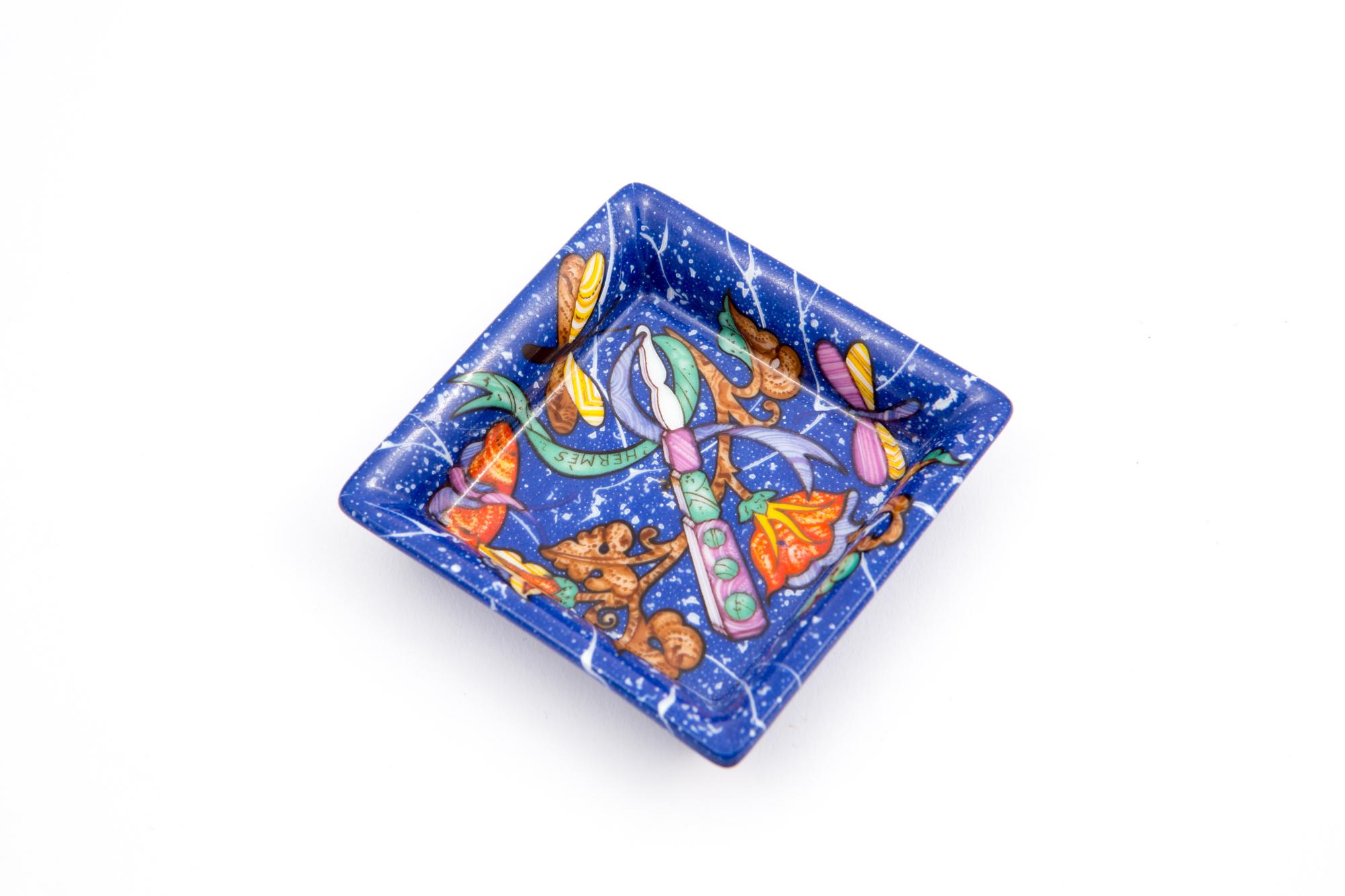  Hermes small blue change tray featuring a blue flower and butterflies scene. 
In excellent vintage condition. Made in France.
3,1in. (8cm) X 3,1in. (8cm)
We guarantee you will receive this  iconic item as described and showed on photos.
(please