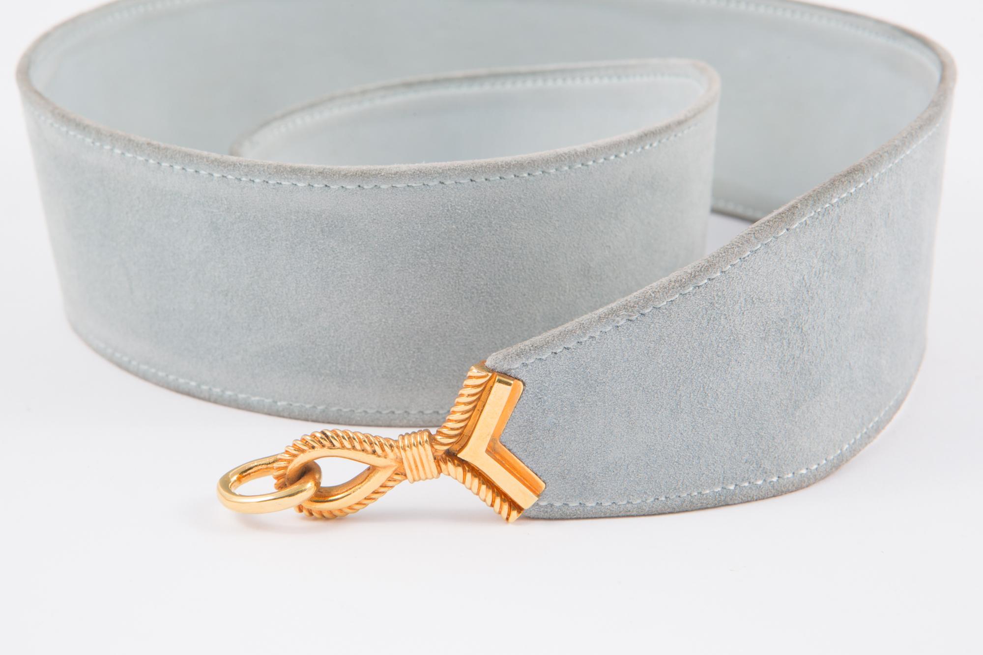 Light blue sky suede large leather Hermès 'Cordeaux' belt featuring a plated gold hook fastening, a matching lamb leather inside lining.
Stamp Hermès Paris
In excellent vintage condition. Made in France.
We guarantee you will receive this gorgeous