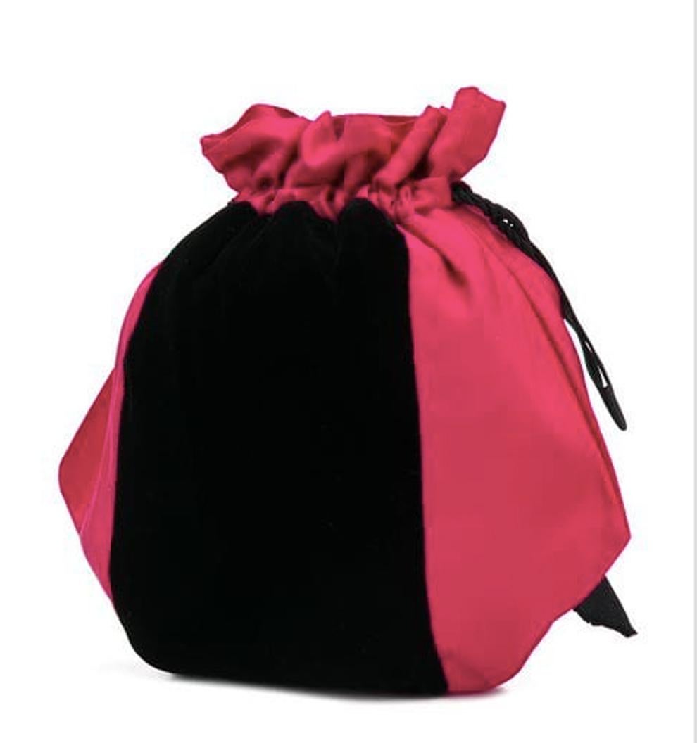 Gorgeous Saint Laurent black and fuchsia pink silk drawstring evening shoulder bag featuring shoulder braided straps, a drawstring fastening, a main internal compartment and a bow on the front. 
100% silk
Strap:24.8in (63cm)
Depth:0.8in. (2cm)