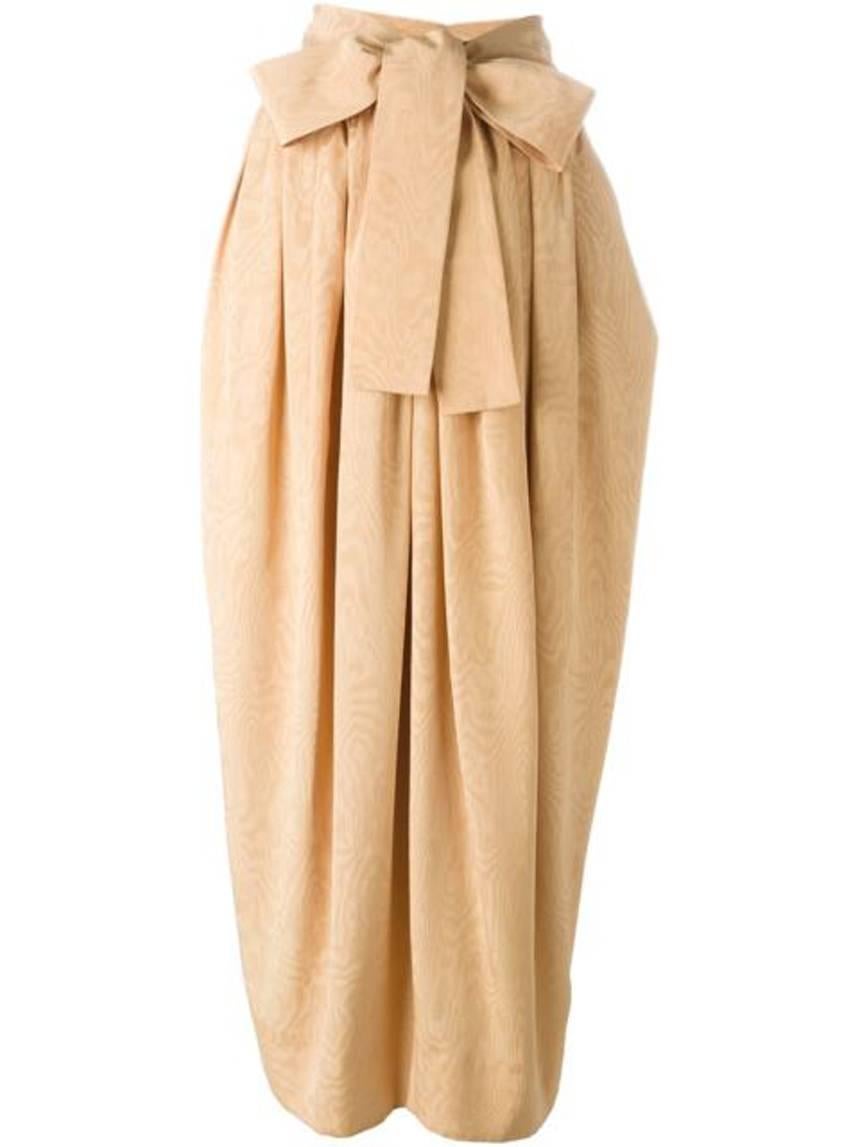 Exceptionally apricot soft iridescent watered moire silk maxi long skirt from Saint-Laurent featuring a lond detachable belt to do a long bow, pleats at waist, side pockets, and a side zip fastening.
In excellent vintage condition. Made in