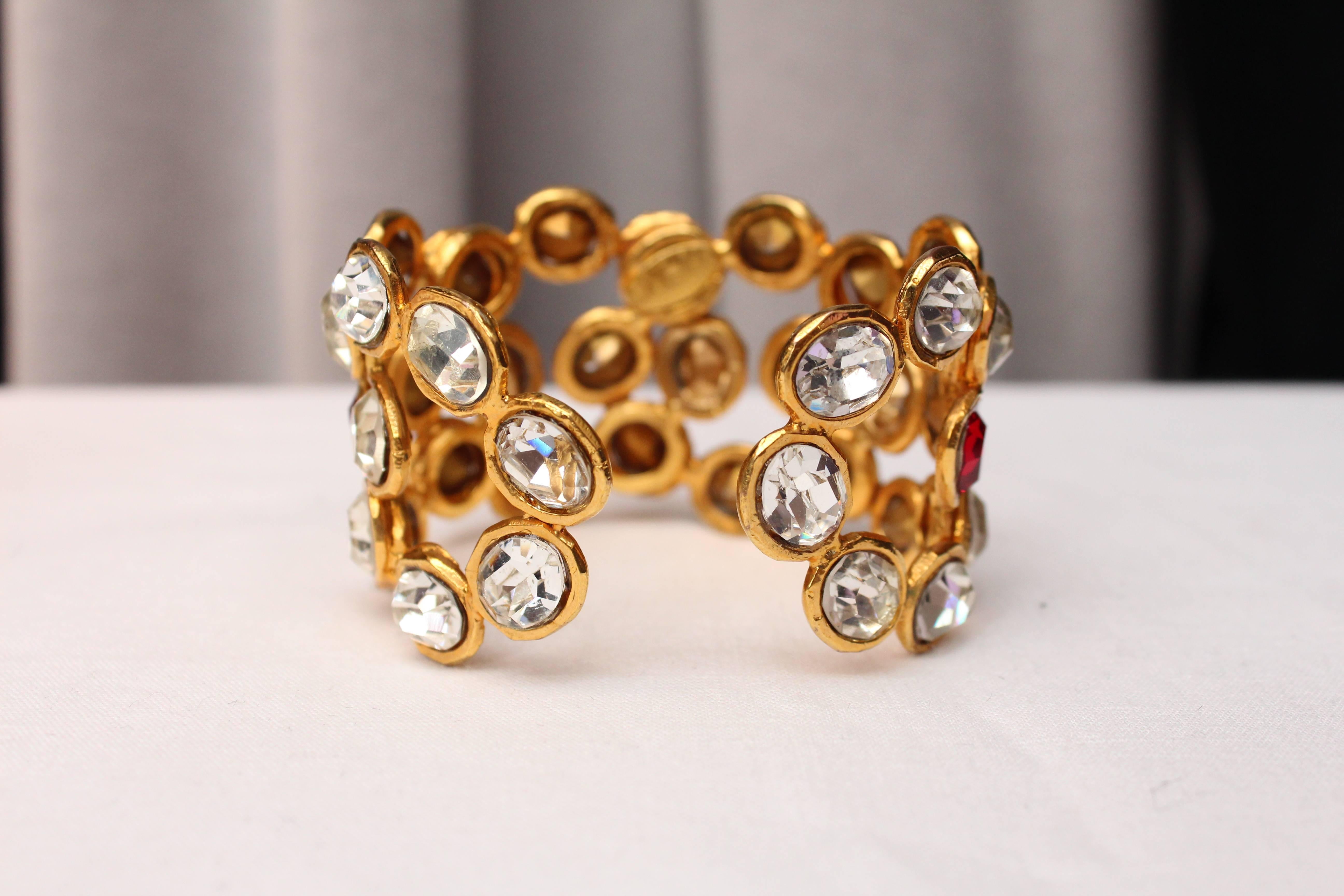 Early 1990s Chanel Cuff with Gilt Metal and White and Red Crystals In Excellent Condition For Sale In Paris, FR