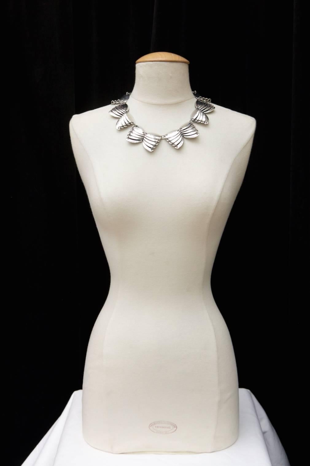 PACO RABANNE Necklace composed of several petals of silver metals articulated figuring several butterflies. 

It fastens with a large clasp at the rear.

This necklace is in excellent condition. 

Measurements:
Length: 48 cm - 19