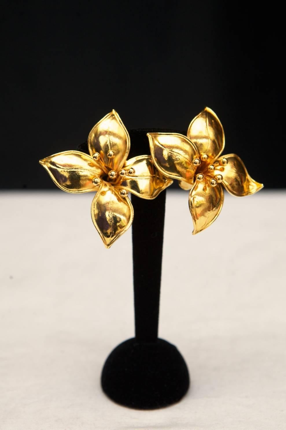 VALENTINO COUTURE Clip on earrings in gilt metal featuring flowers in the style of lilies.

Signed at the rear
. 
Date of the 1990s

Very good condition.

Measurements: 6 cm x 5.6 cm