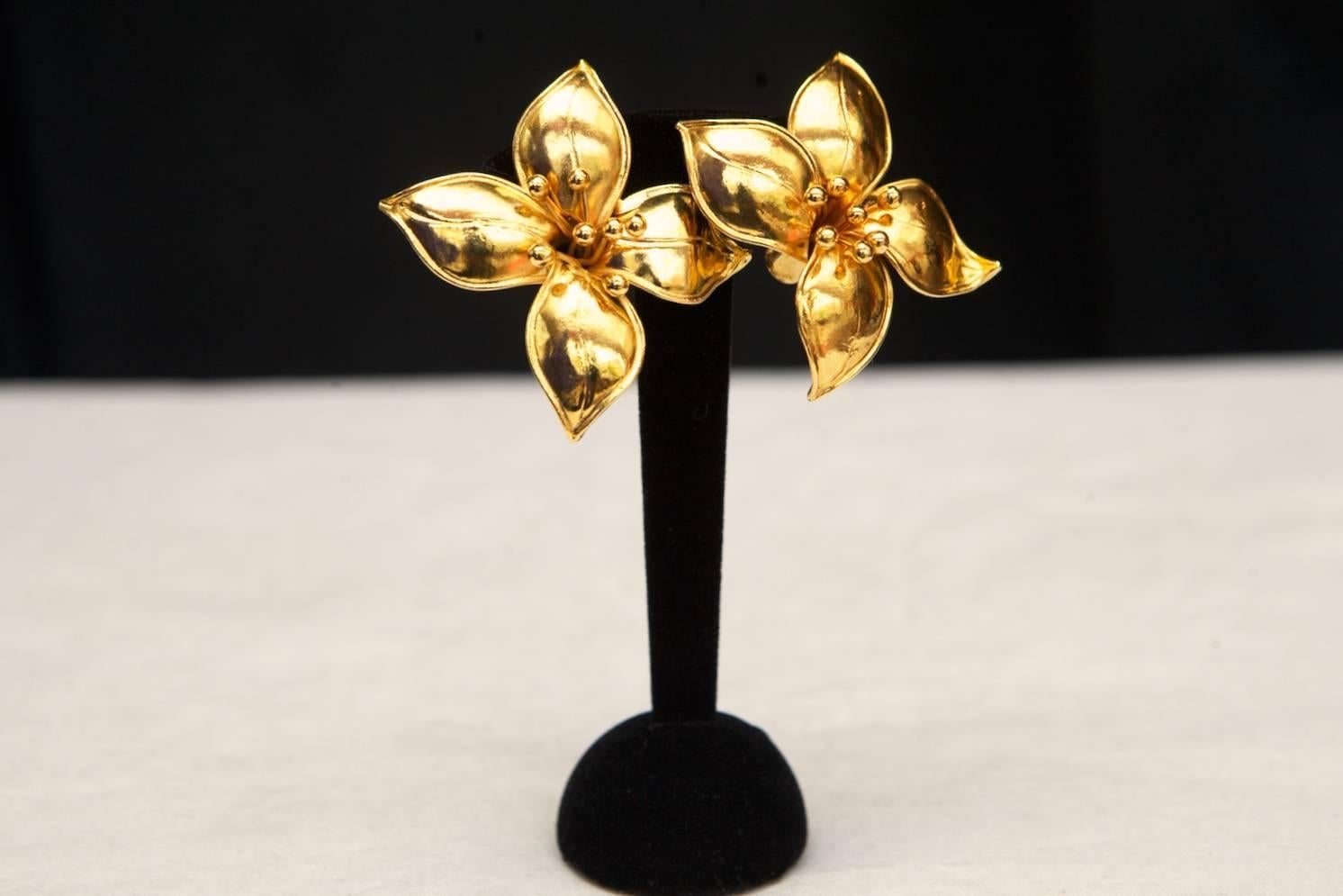 1990s Valentino Couture Gilt Flower Clip On Earrings In Excellent Condition In Paris, FR