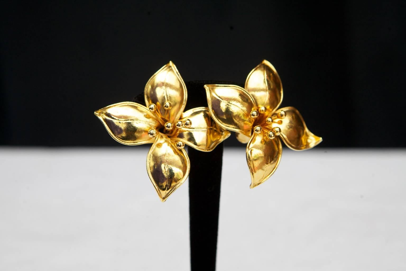 Women's 1990s Valentino Couture Gilt Flower Clip On Earrings