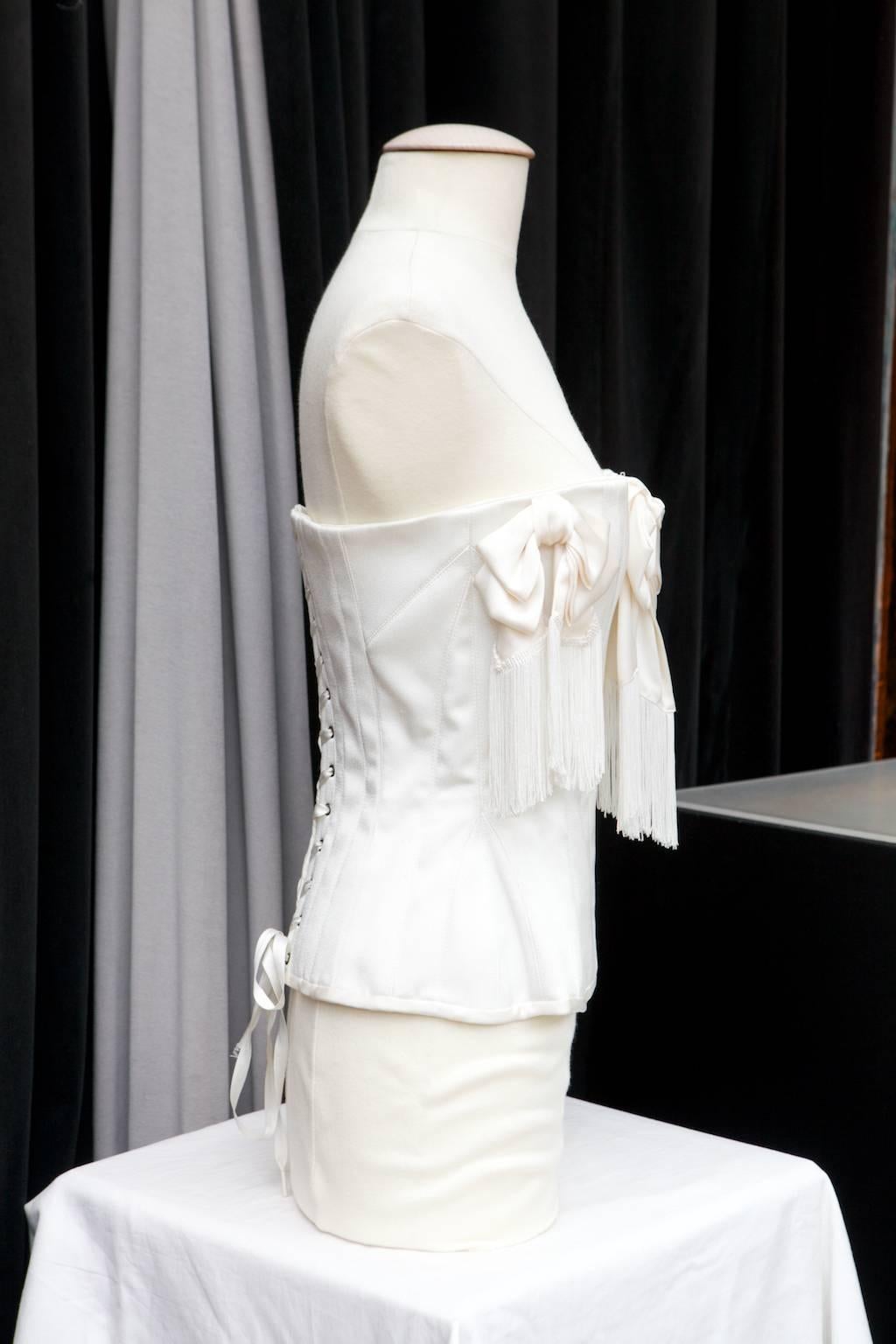 2004 John Galliano White Satin Corset with Bows  In Excellent Condition In Paris, FR