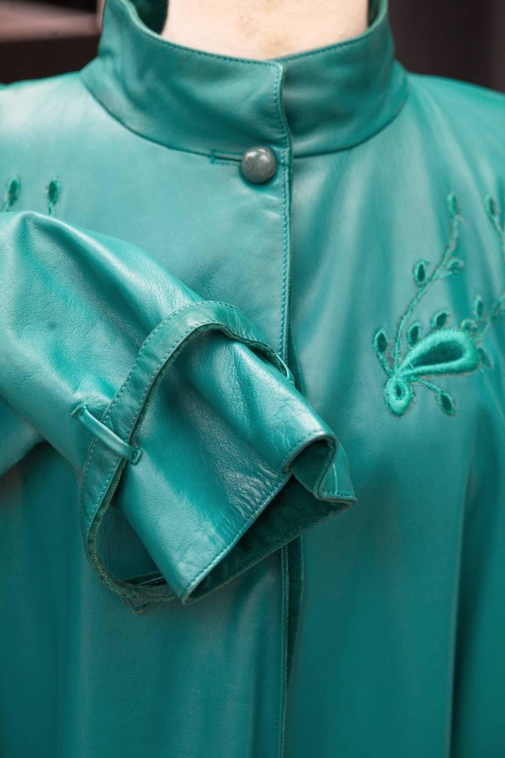 1980s Gianni Versace Green Leather Coat im Angebot 1