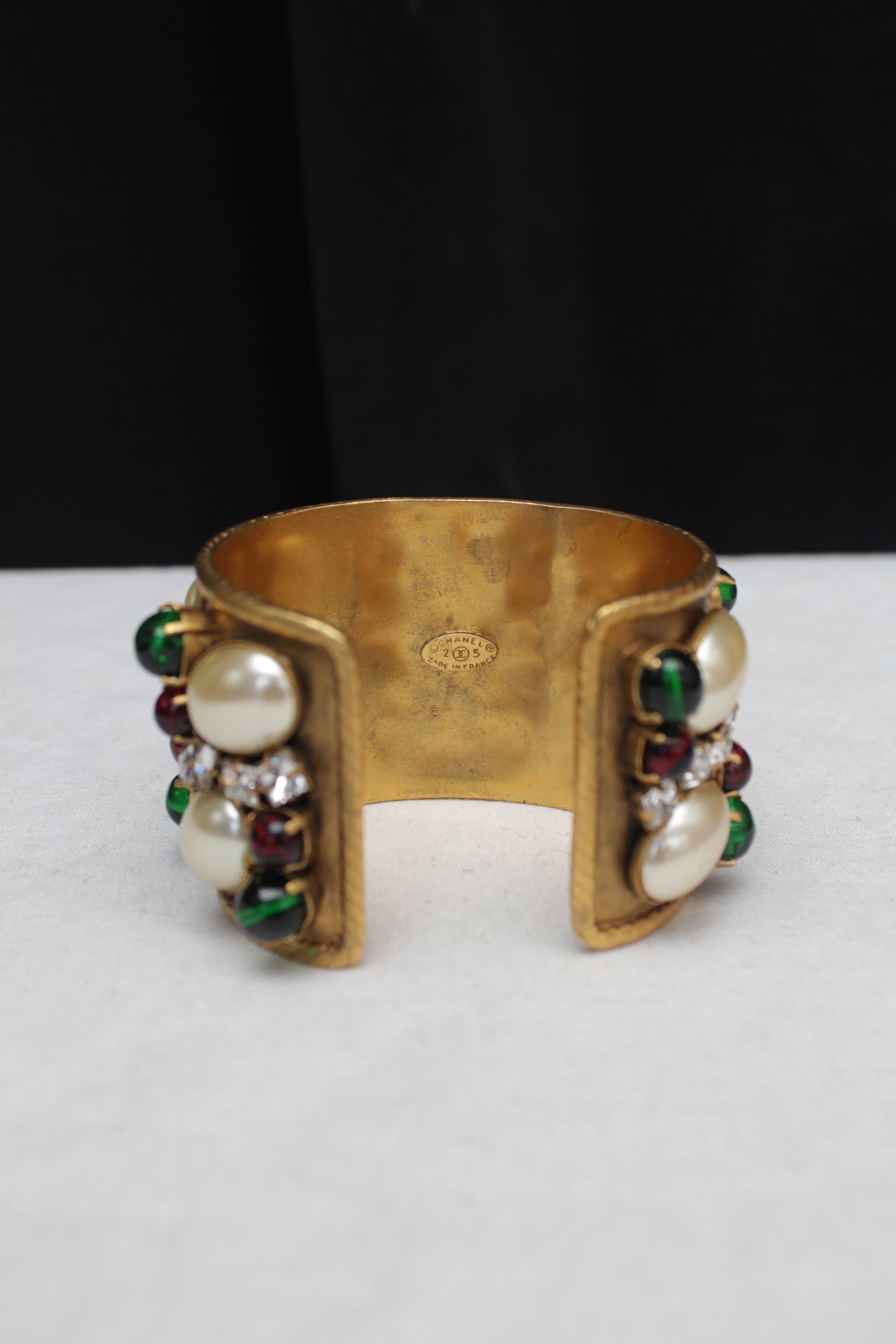 Early 1990s Chanel Gilt Cuff and Green and Red Glass In Excellent Condition In Paris, FR