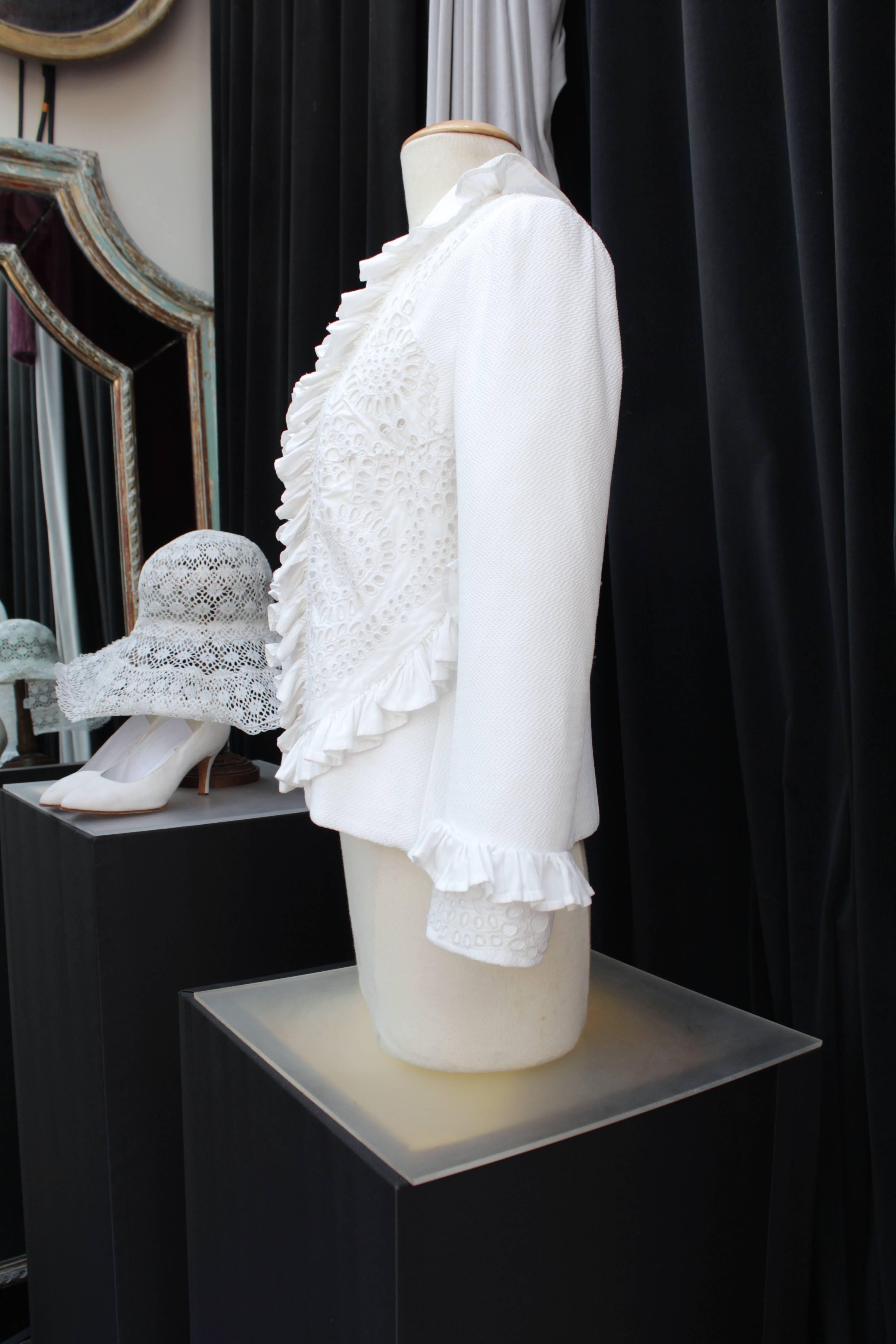 MAXIME JOUBERTHON COUTURE CREATIONS (Made in France) White cotton jacket adorned in the front, the collar and the wrist with lace ruffles. 
The jacket fastens with a buttonhole in the front of transparent resin buttons. 

Very good