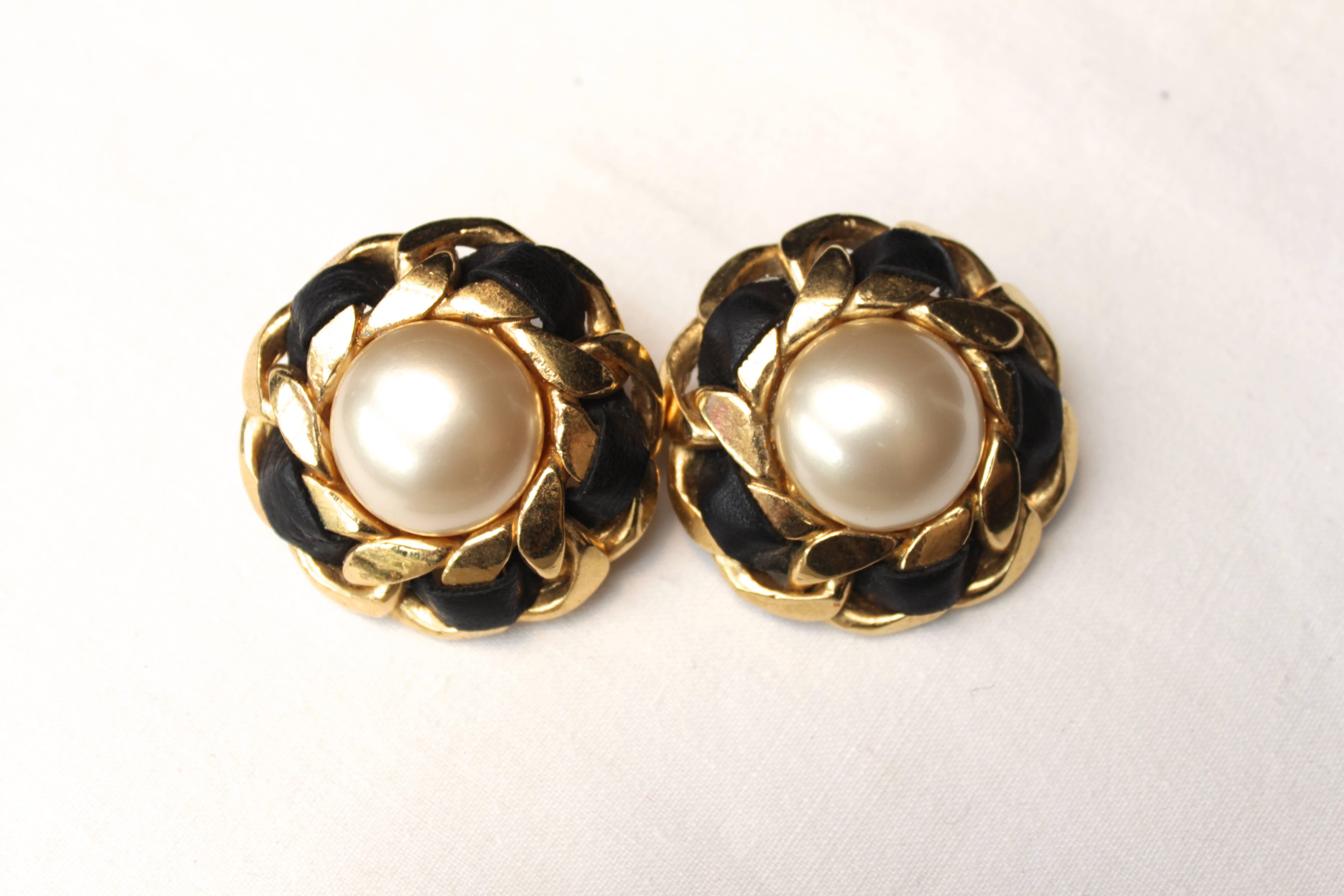 Late 1980s Chanel Round Earrings in Gilt and Faux Pearl In Excellent Condition For Sale In Paris, FR