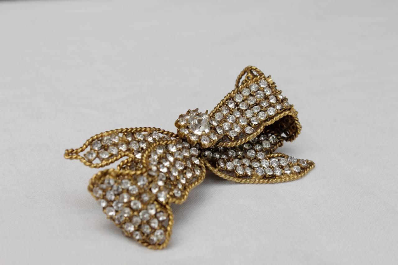1960-1970s Chanel Gilt and Rhinestones Bow Brooch In Excellent Condition In Paris, FR