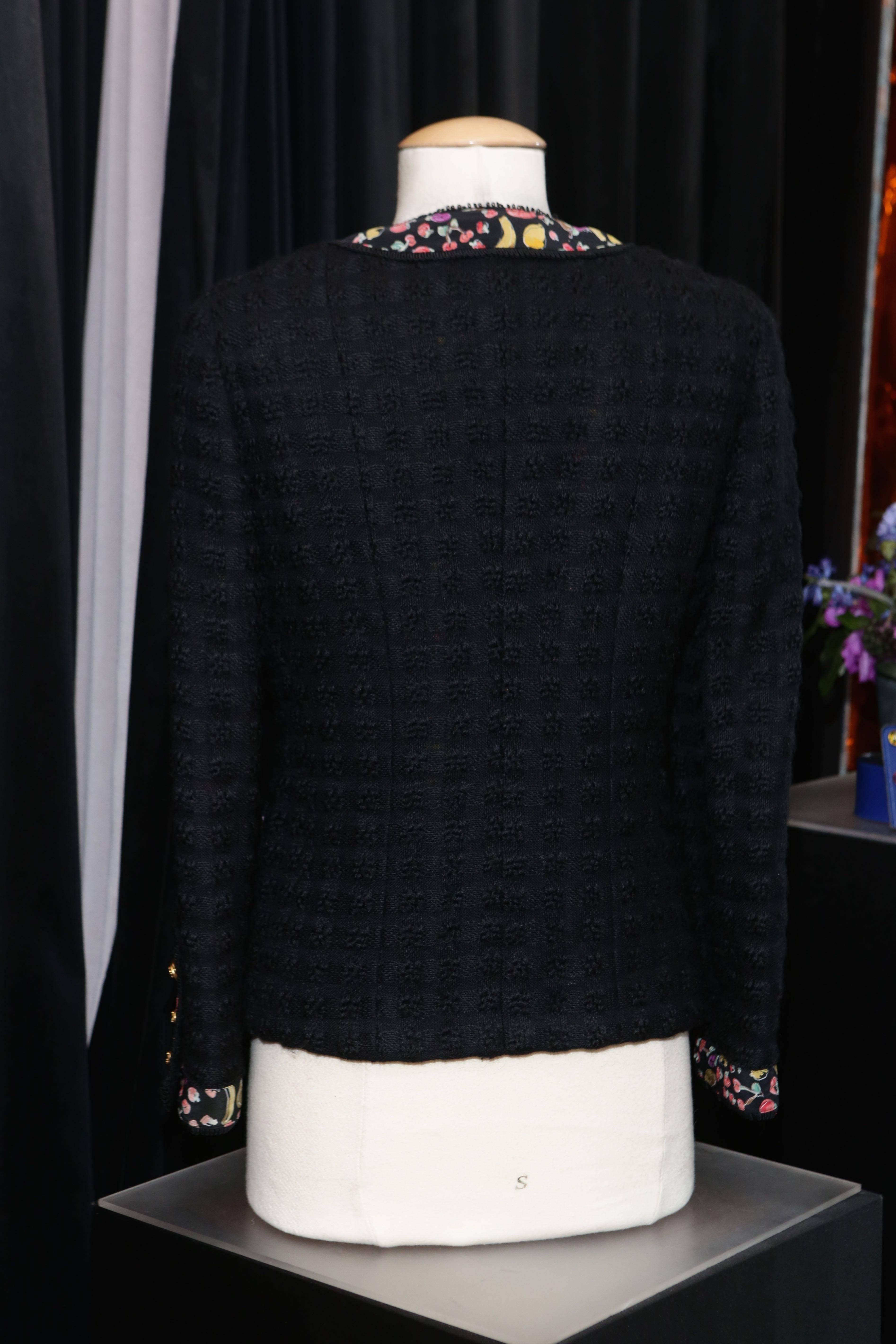 1990s Chanel Black Tweed and Fruit Pattern Silk Jacket In Excellent Condition For Sale In Paris, FR