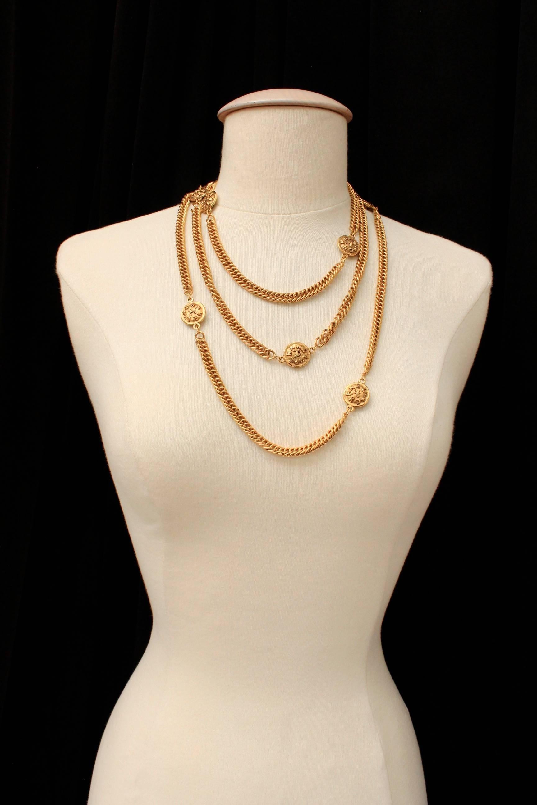 Early 1990s Chanel Gilt Long Necklace with Medallions In Excellent Condition In Paris, FR