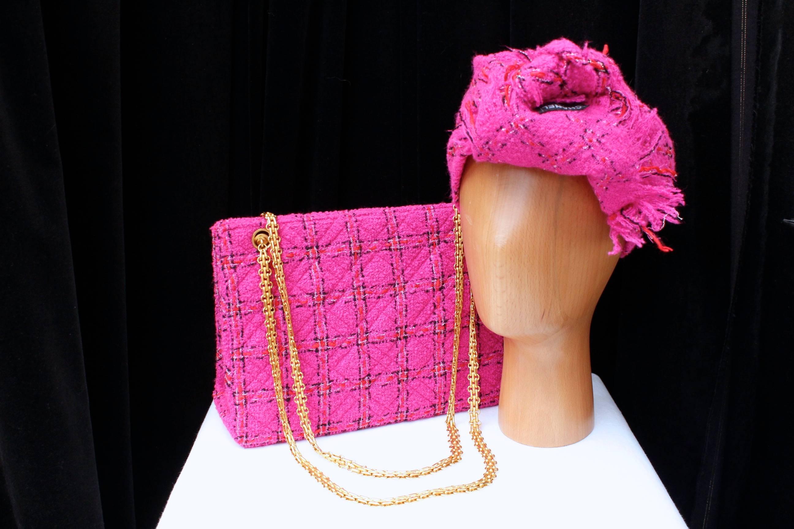 CHANEL (Made in France) Pink cotton tweed shoulder bag woven with red, black and white rectangular shaped madras pattern. Sliding gilt jewelry chain handles. 

Close on the top by a zipper.

Synthetic pink lining with two open patch pockets and a