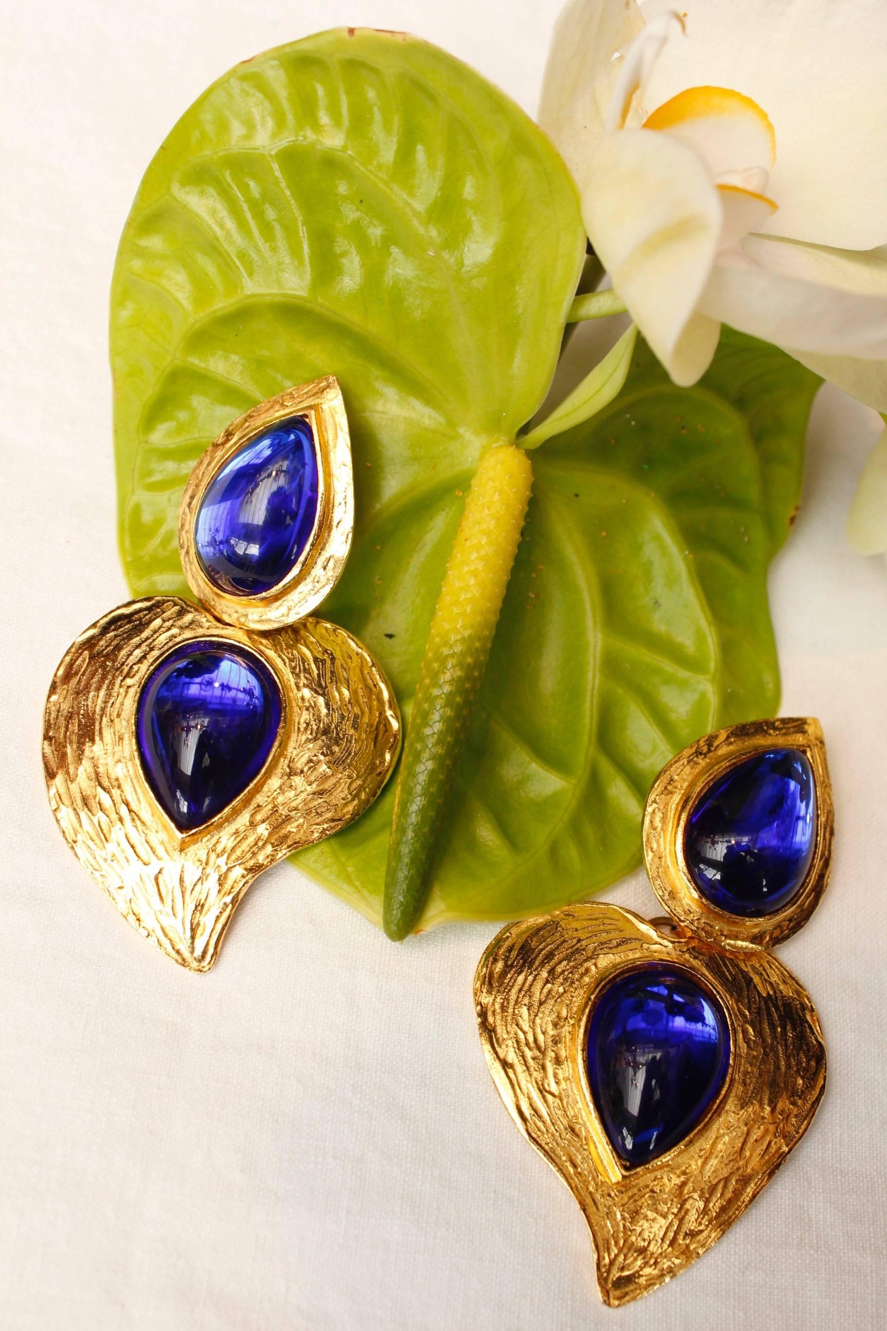 1980 Yves Saint Laurent heart-shaped earrings in gilded metal and blue cabochons In Excellent Condition In Paris, FR