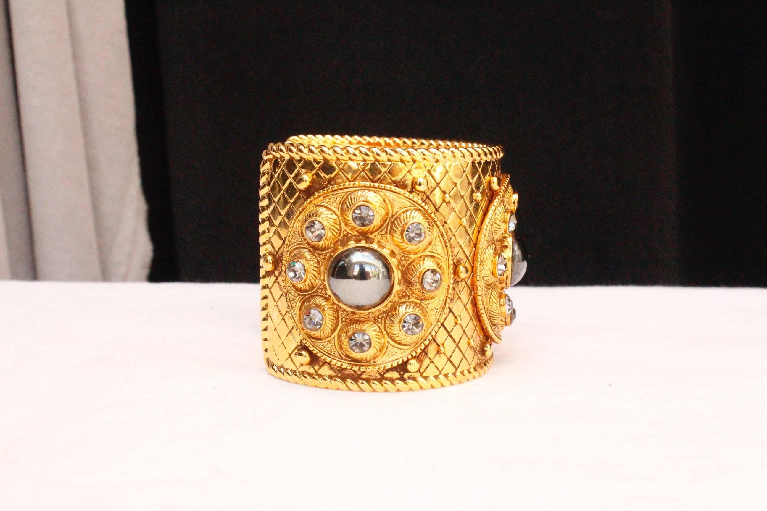 1990s Christian Dior gilded metal cuff bracelet with rhinestones and cabochons In Excellent Condition For Sale In Paris, FR