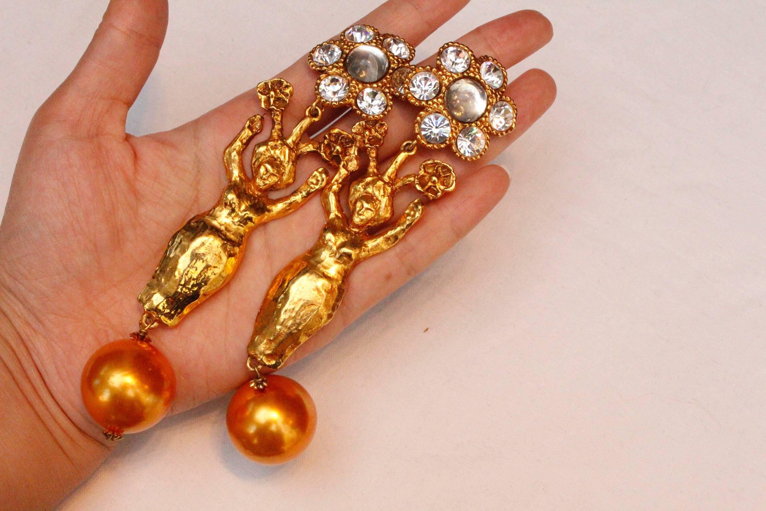 1990s Christian Lacroix gilded metal drop clip-on earrings with rhinestones In Excellent Condition In Paris, FR