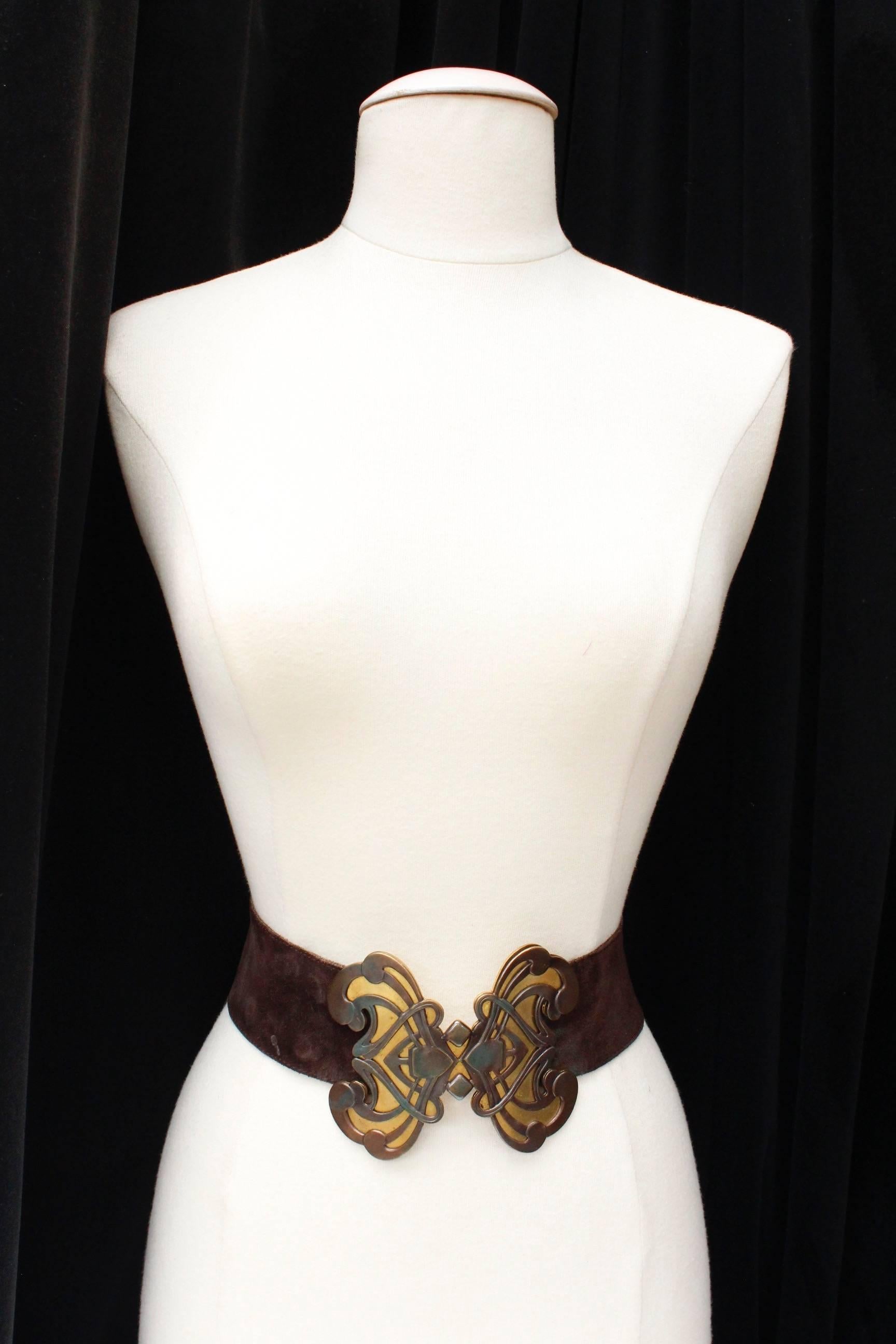 YVES SAINT LAURENT – Wide brown suede belt closing with a copper-tone gilded metal buckle representing a butterfly in Art Deco style. The belt is adjustable thanks to three levels of snaps.

Circa 1970.

Length 73 cm (28.75 in); Width 5.7 cm (2.25