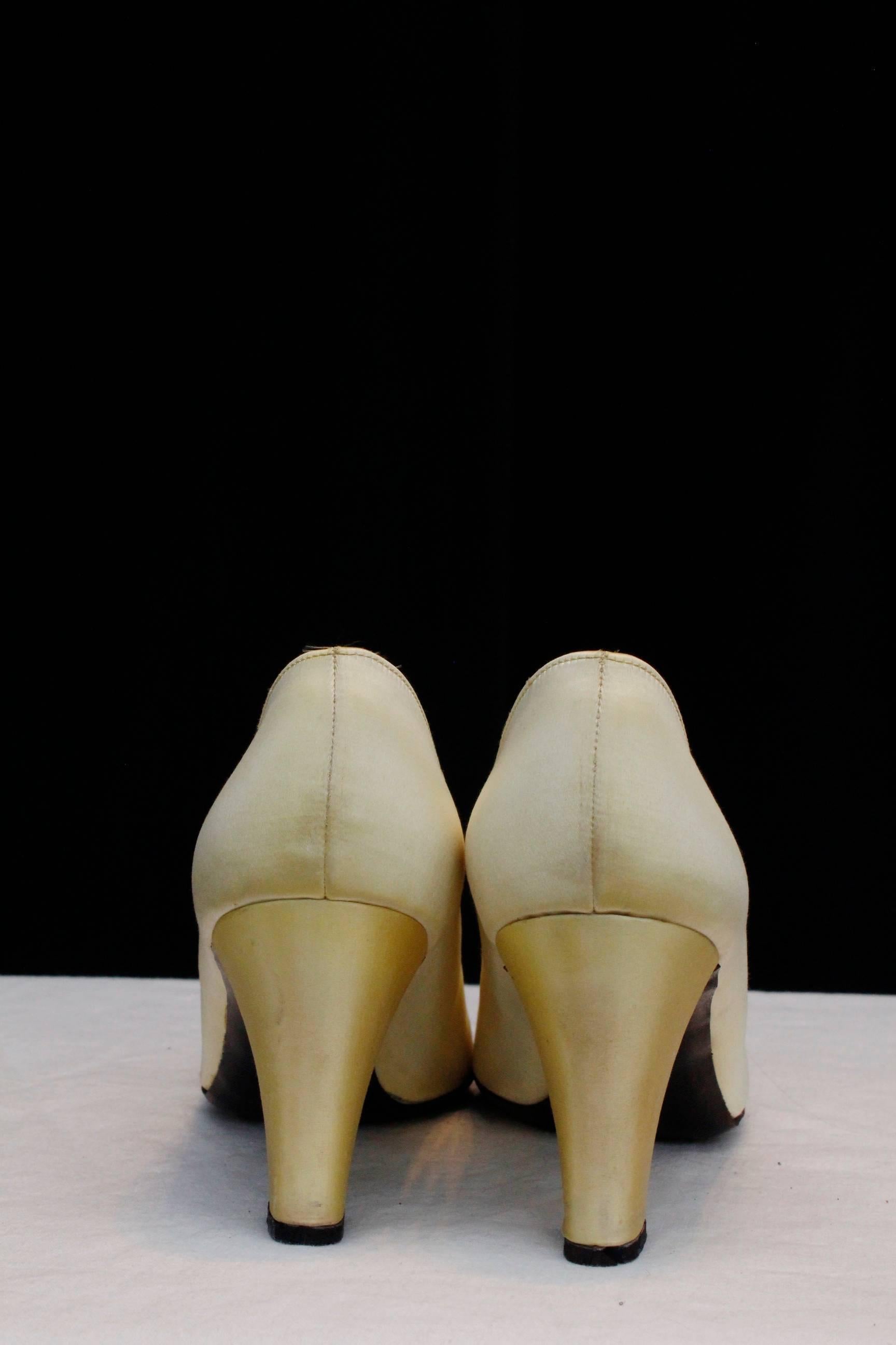 Christian Dior yellow satin jewel pumps In Good Condition For Sale In Paris, FR