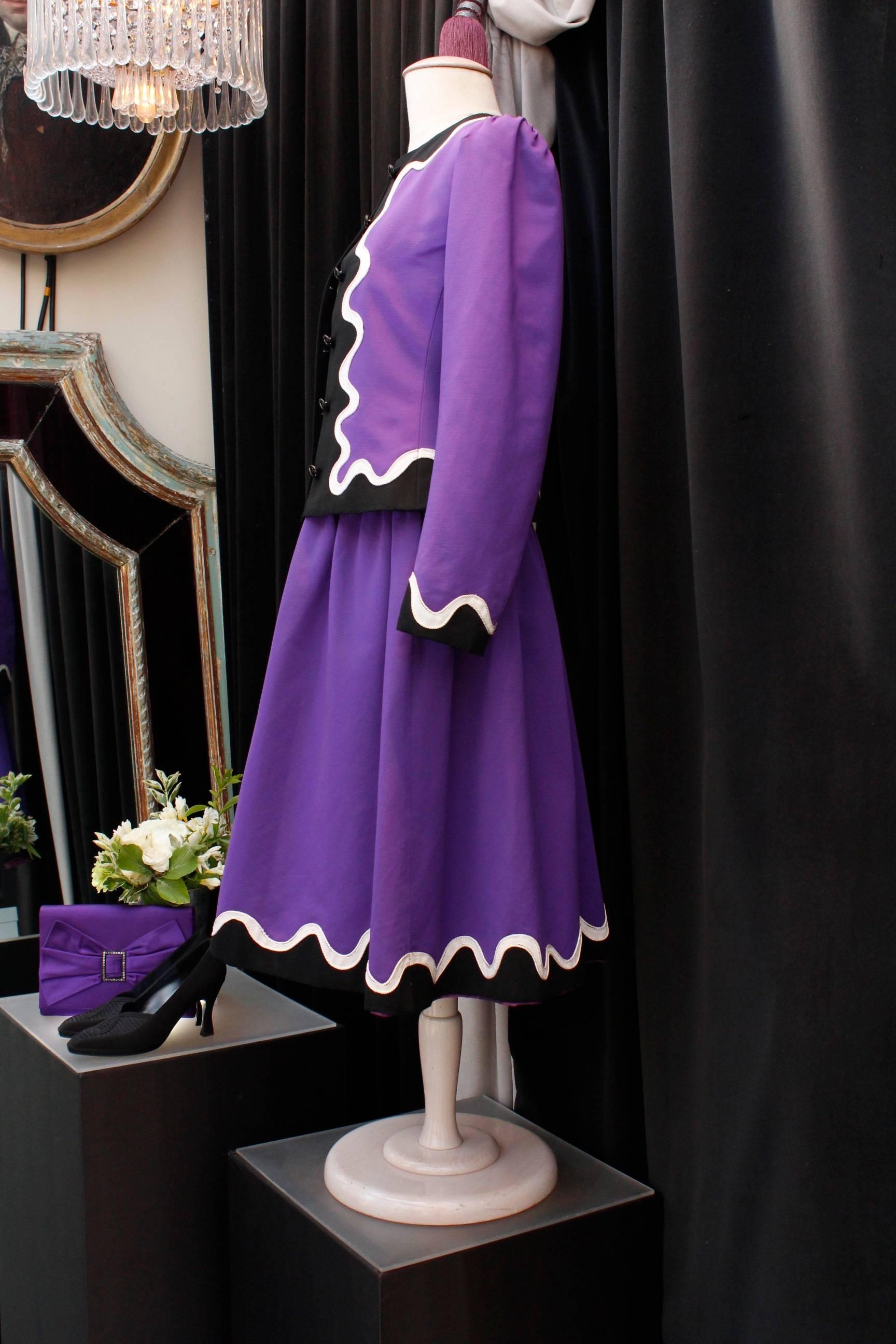 Yves Saint Laurent Rive Gauche dress and jacket set in purple, black and white  In Good Condition For Sale In Paris, FR