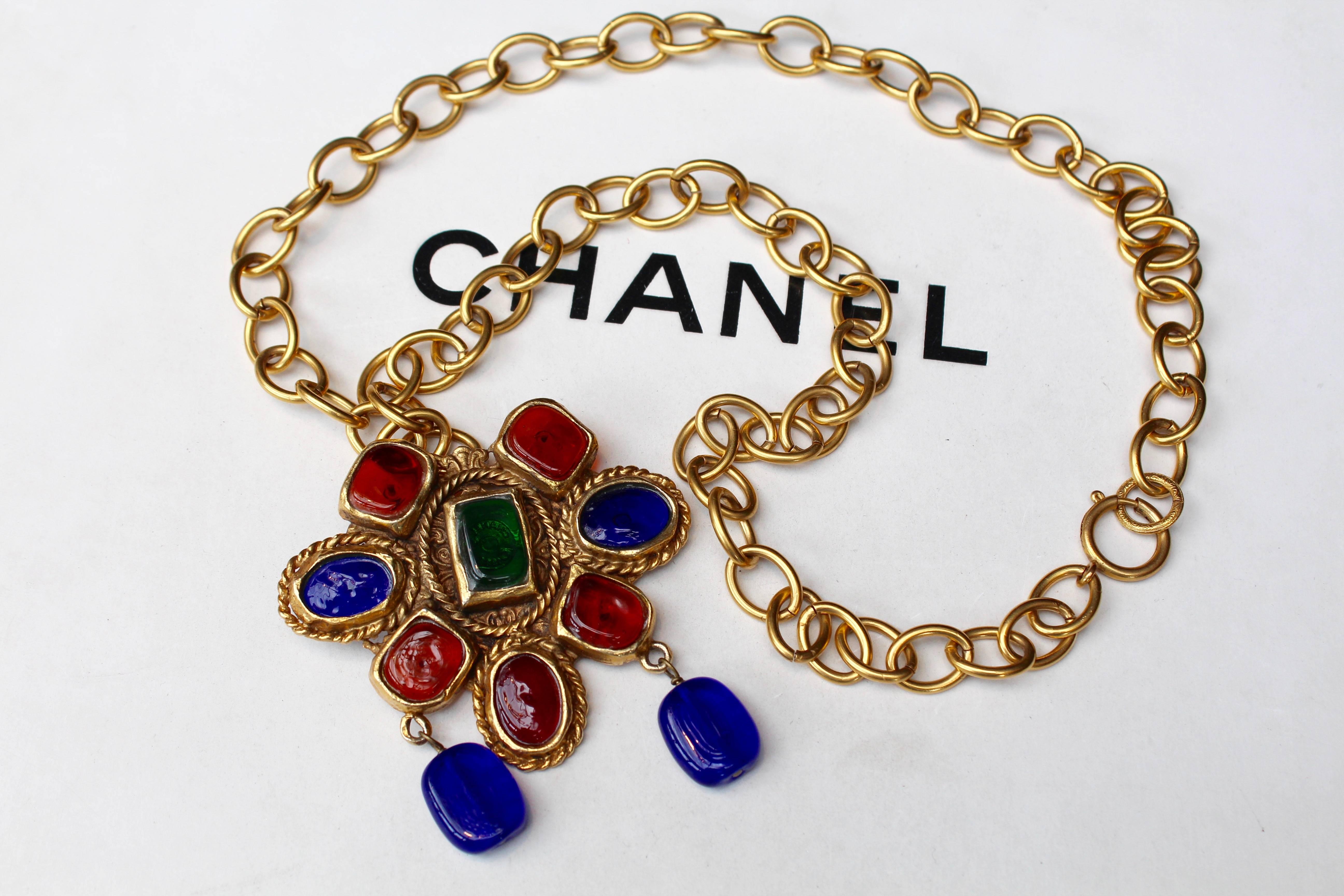 1984, Chanel long gilded metal chain necklace with medallion In Excellent Condition For Sale In Paris, FR