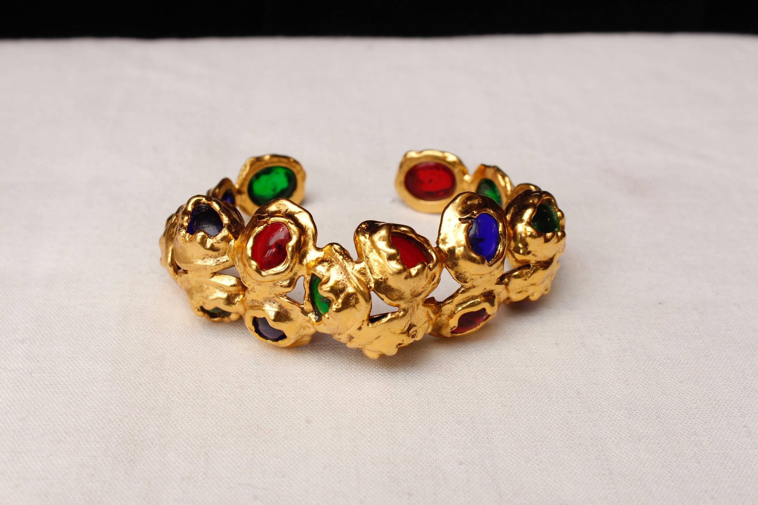 1990s, Chanel gilded metal bangle with glass paste cabochons In Excellent Condition For Sale In Paris, FR