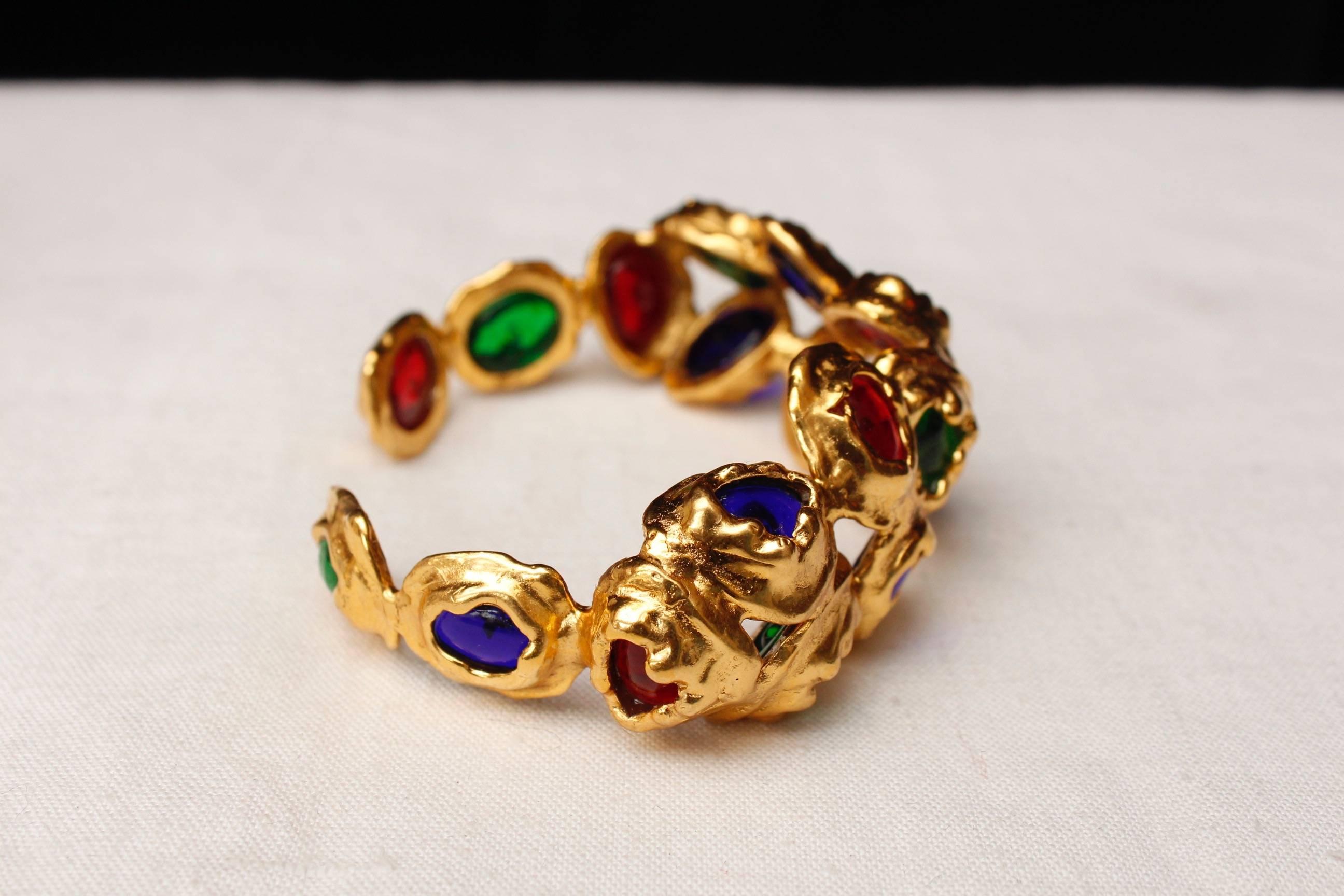 1990s, Chanel gilded metal bangle with glass paste cabochons For Sale 2
