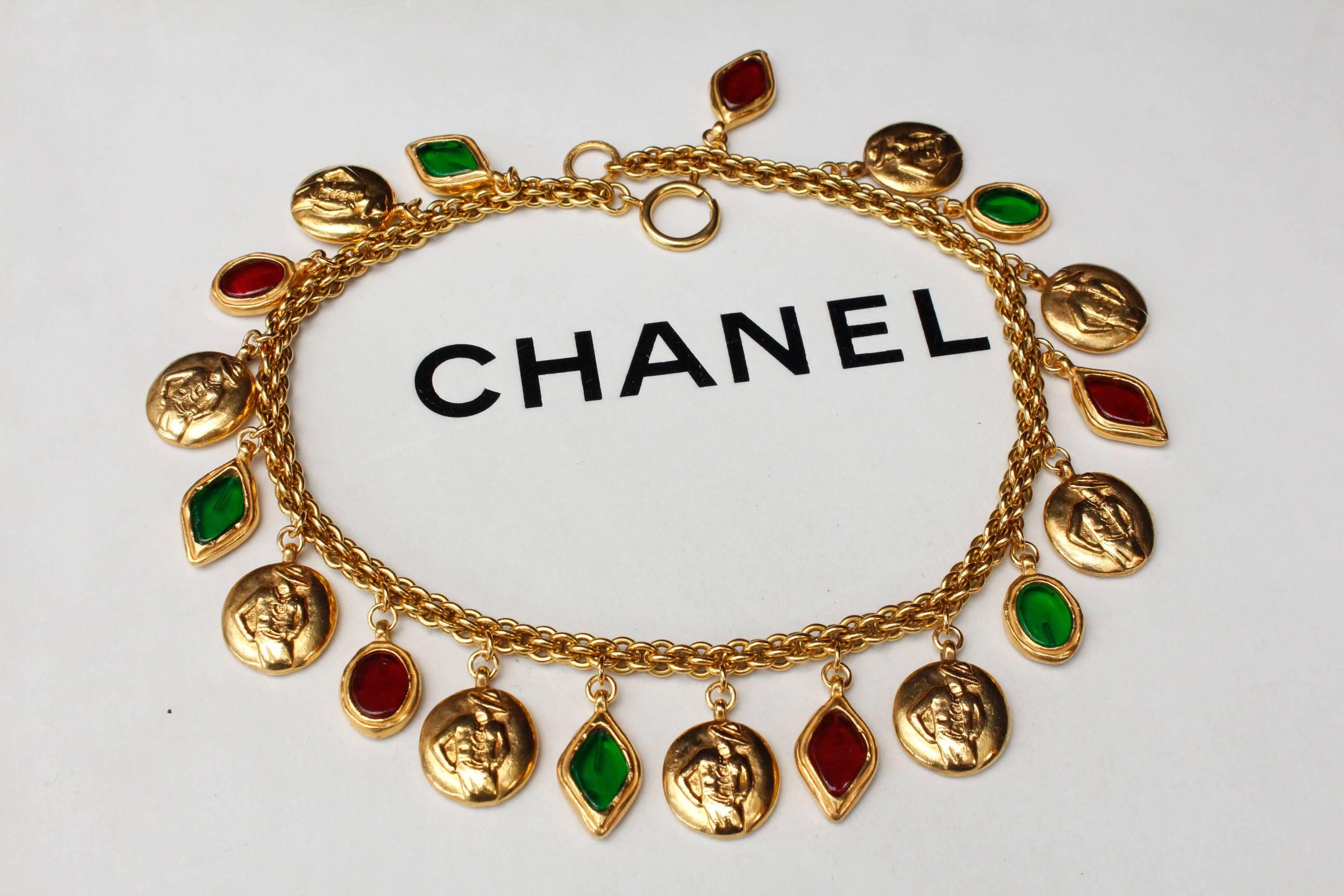 Chanel short gilded metal necklace with medals, 1980s  In Excellent Condition In Paris, FR
