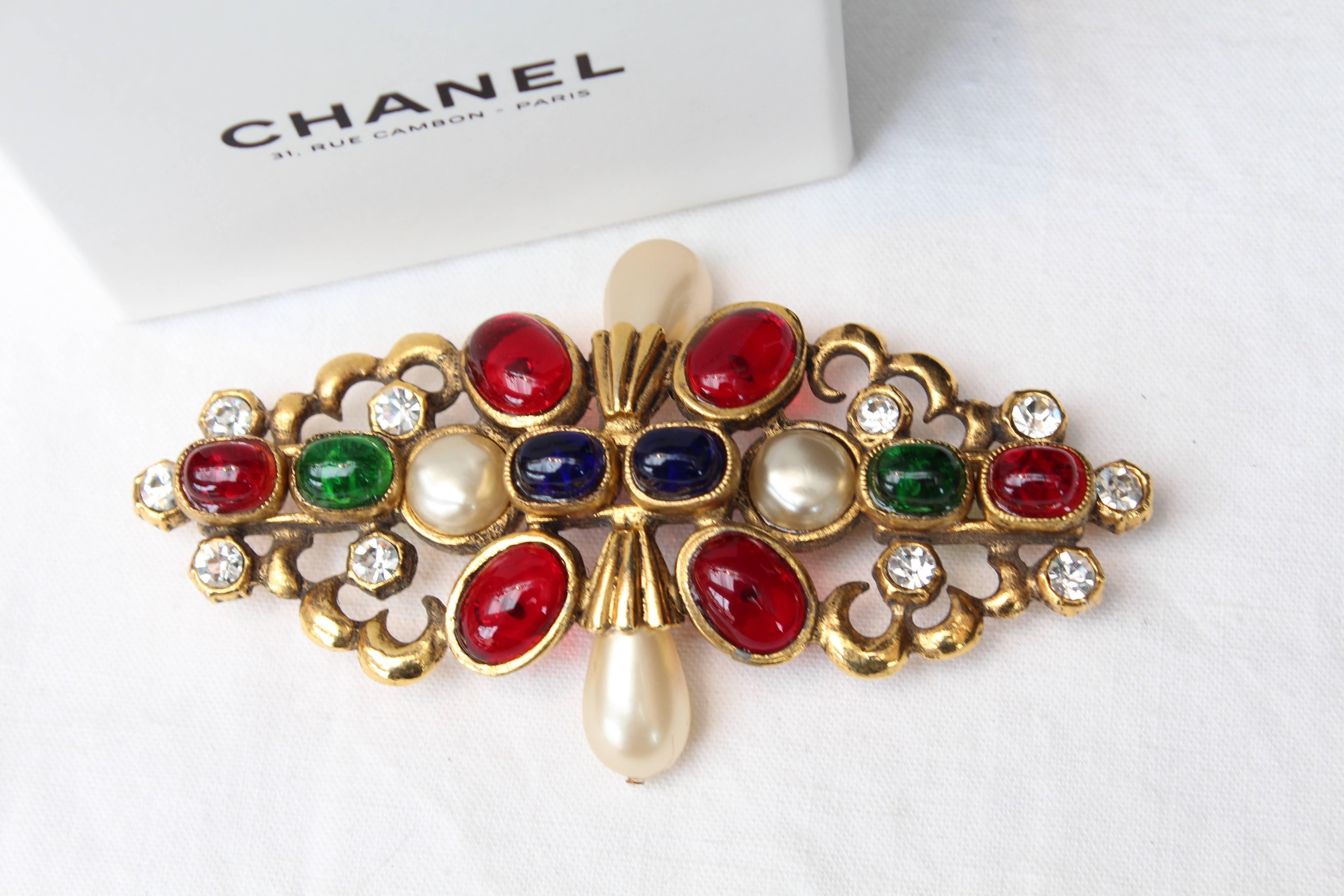 1984 Chanel gilted metal brooche with glass paste cabochons In Excellent Condition In Paris, FR