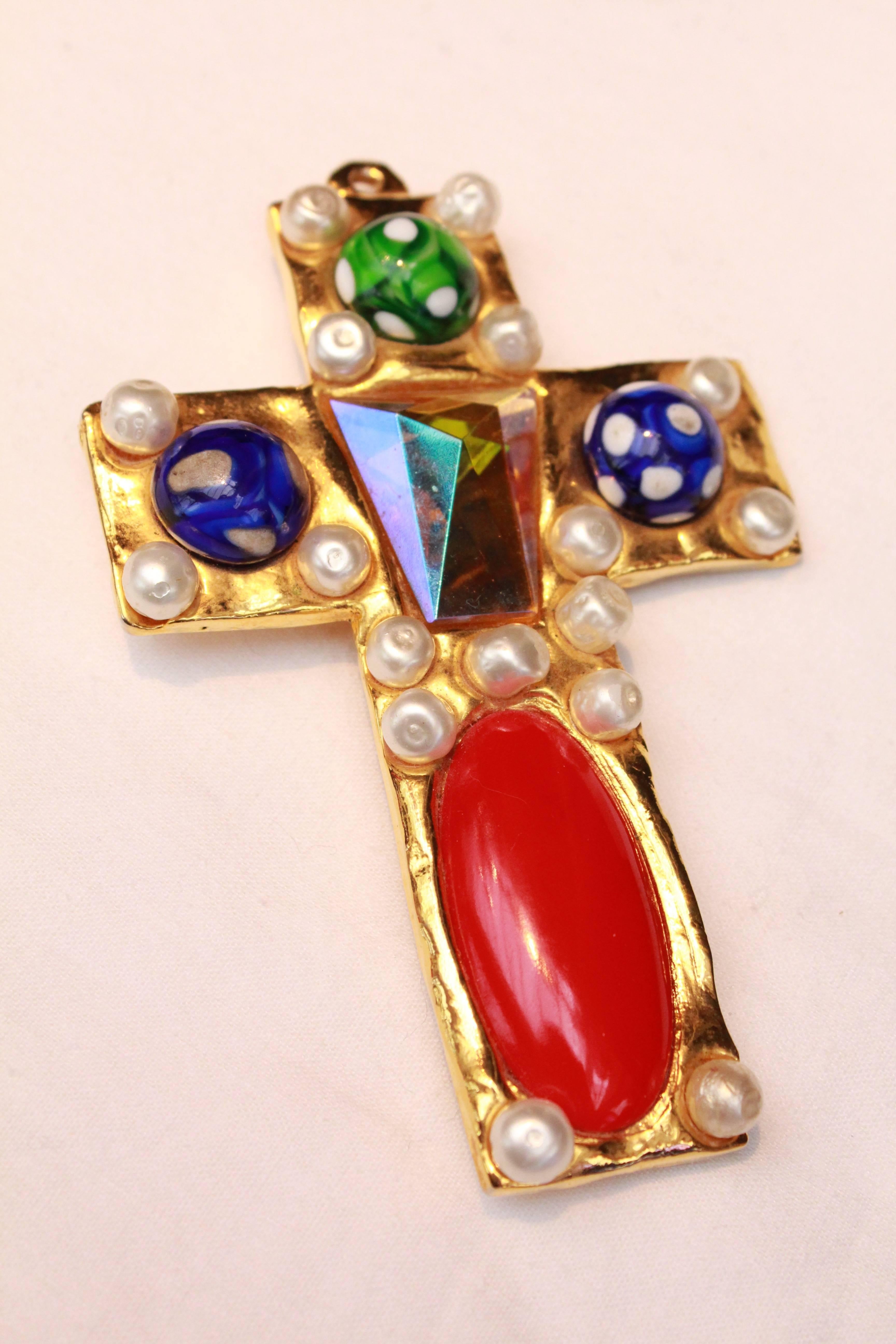 1990s Chanel rare brooch representing a gilted metal cross For Sale 1