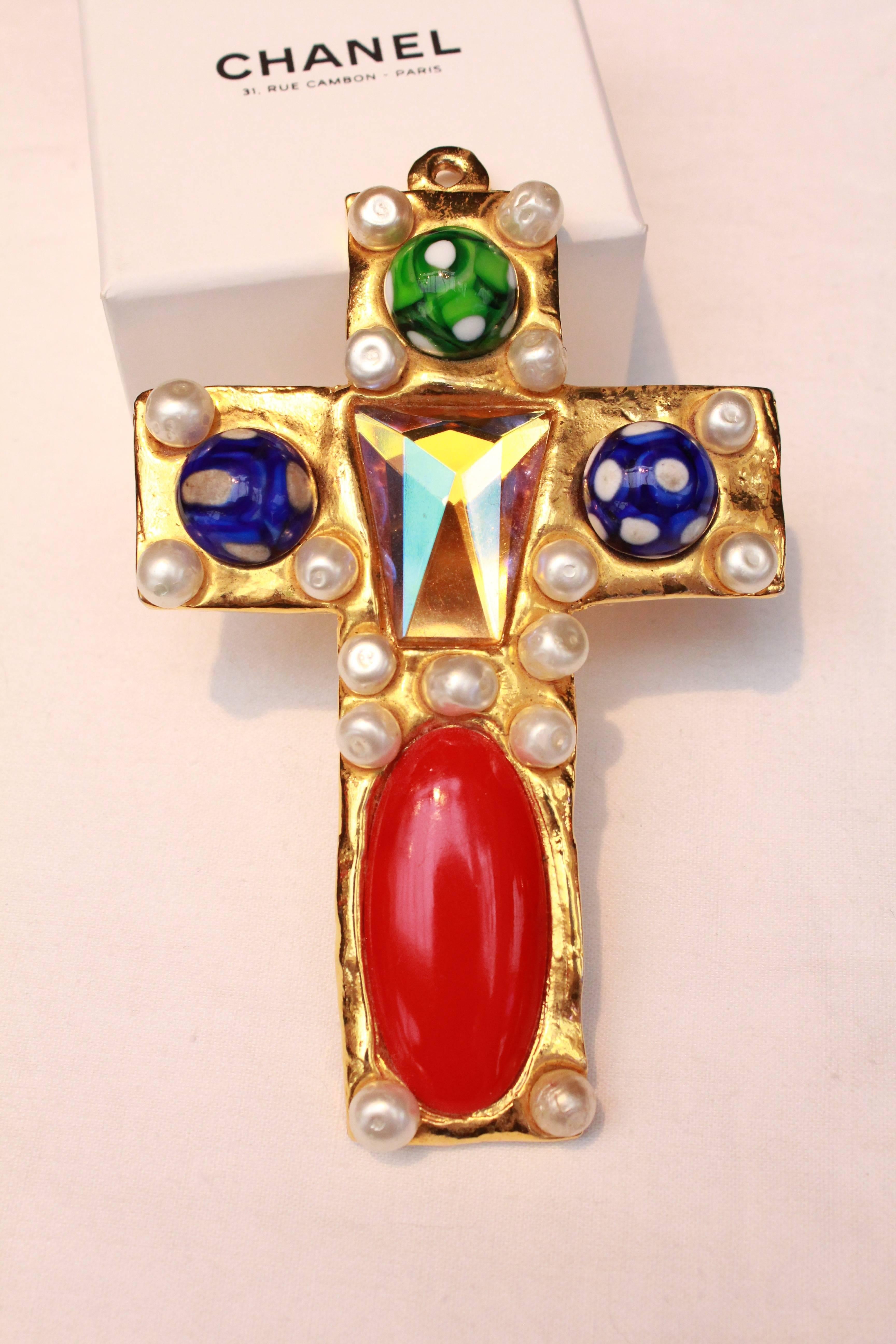 Women's or Men's 1990s Chanel rare brooch representing a gilted metal cross For Sale