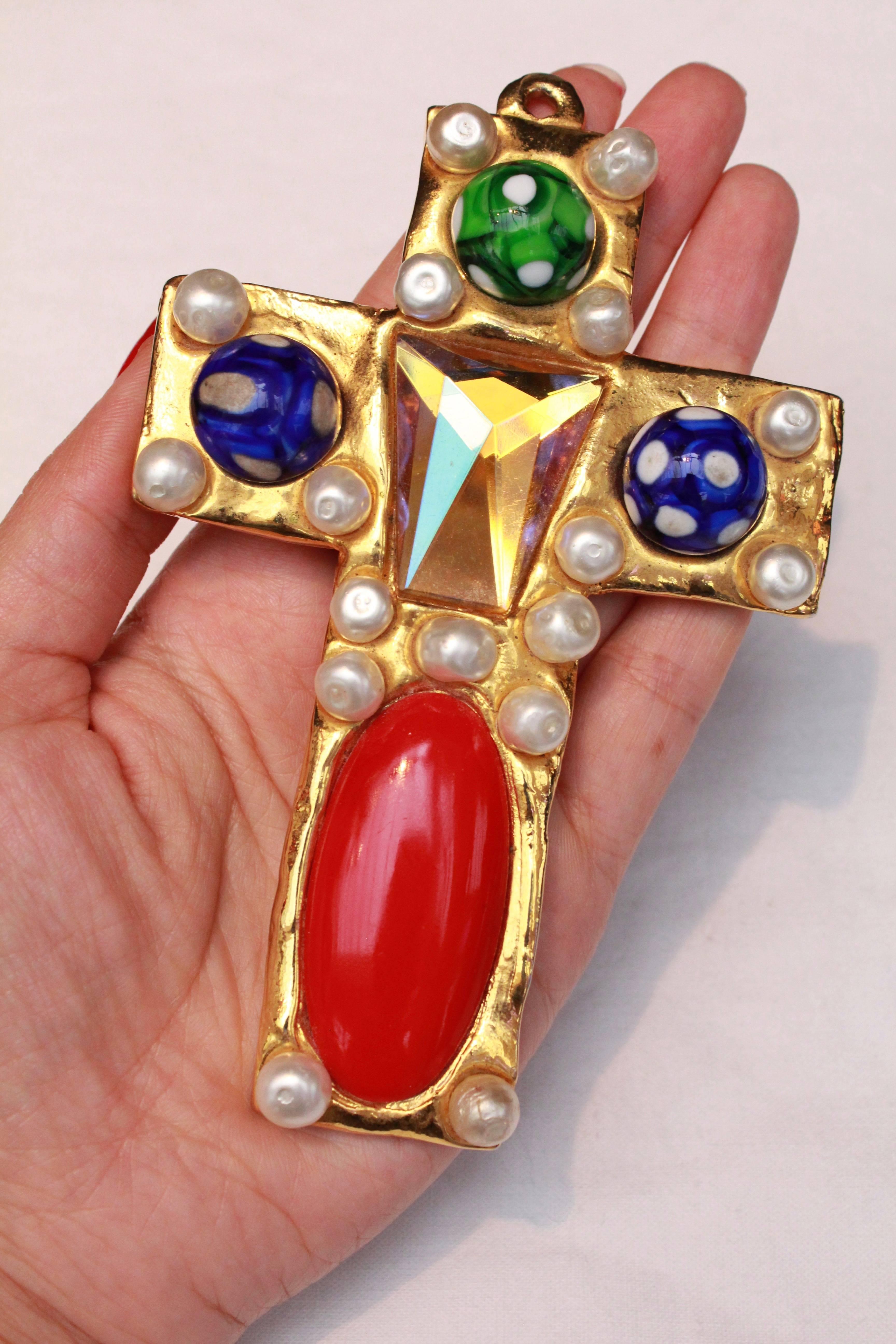 1990s Chanel rare brooch representing a gilted metal cross For Sale 2