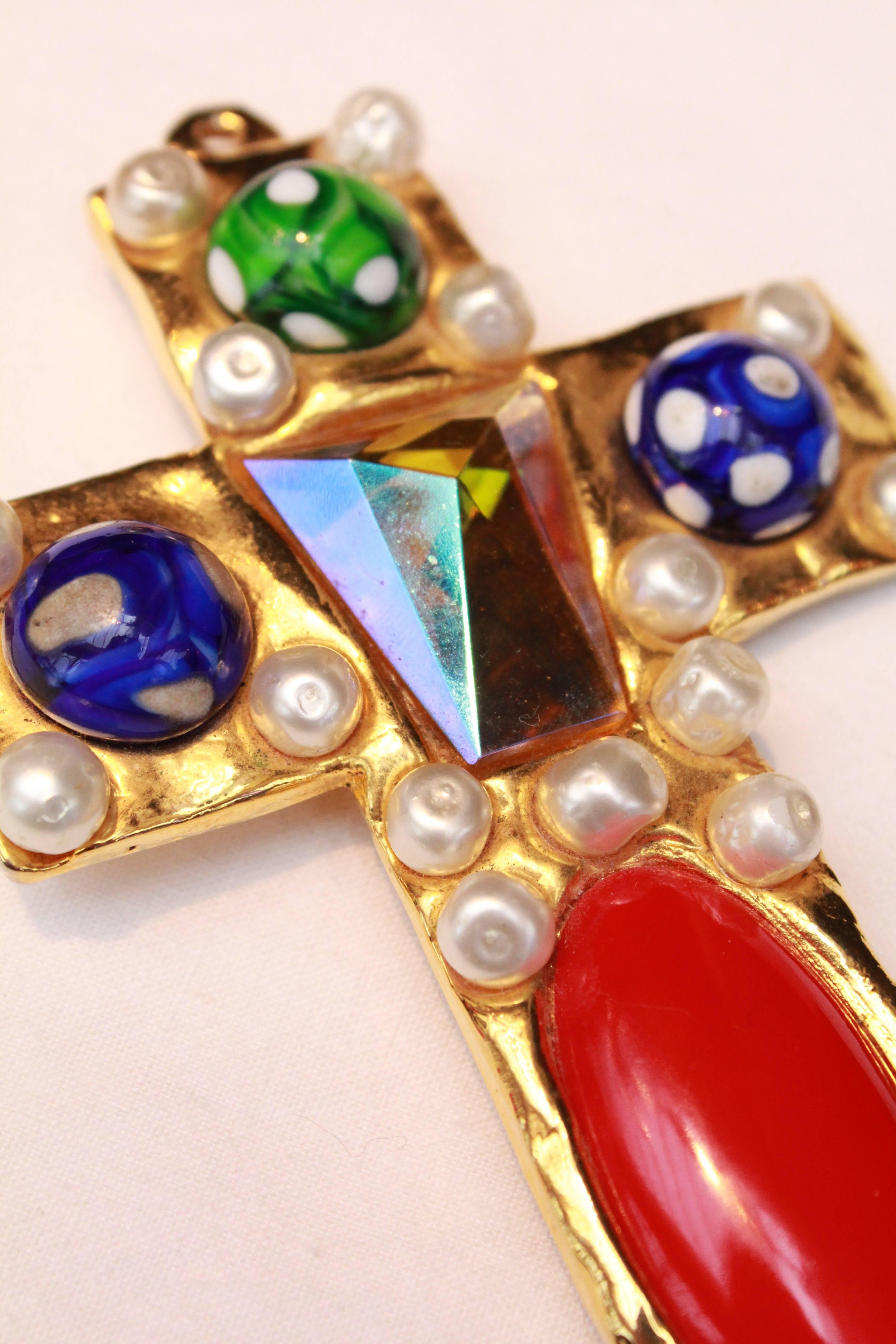 1990s Chanel rare brooch representing a gilted metal cross For Sale 3