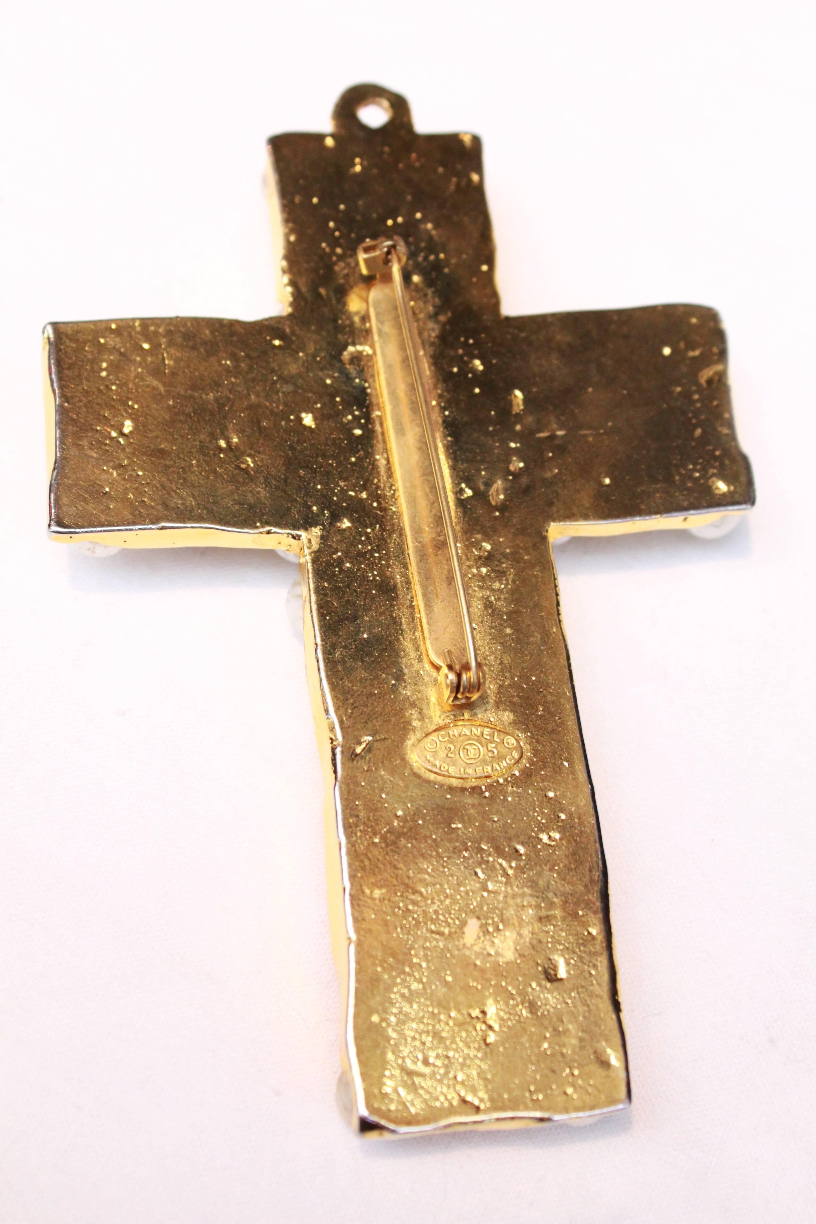 1990s Chanel rare brooch representing a gilted metal cross For Sale 4