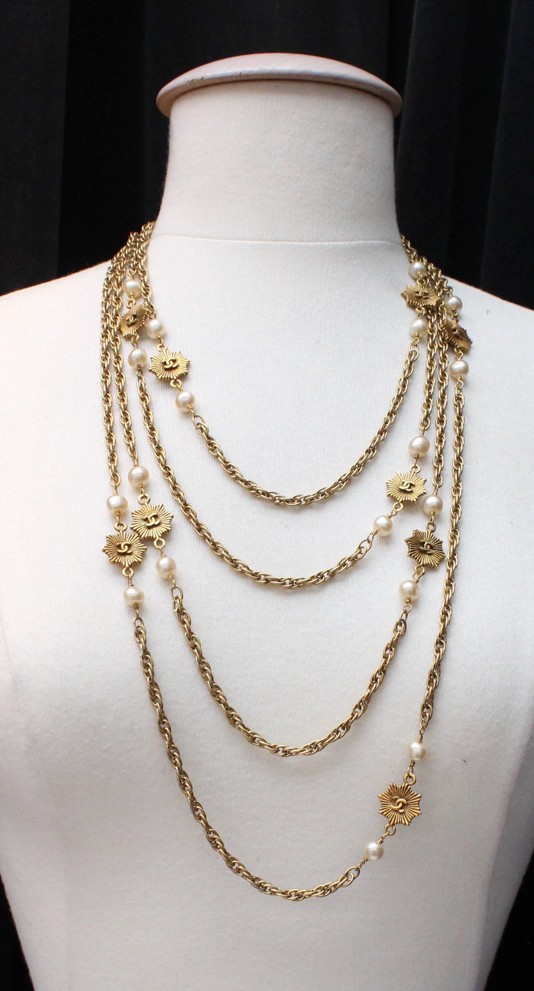1984 Chanel gilded metal long sautoir with stars and pearly beads In Excellent Condition In Paris, FR