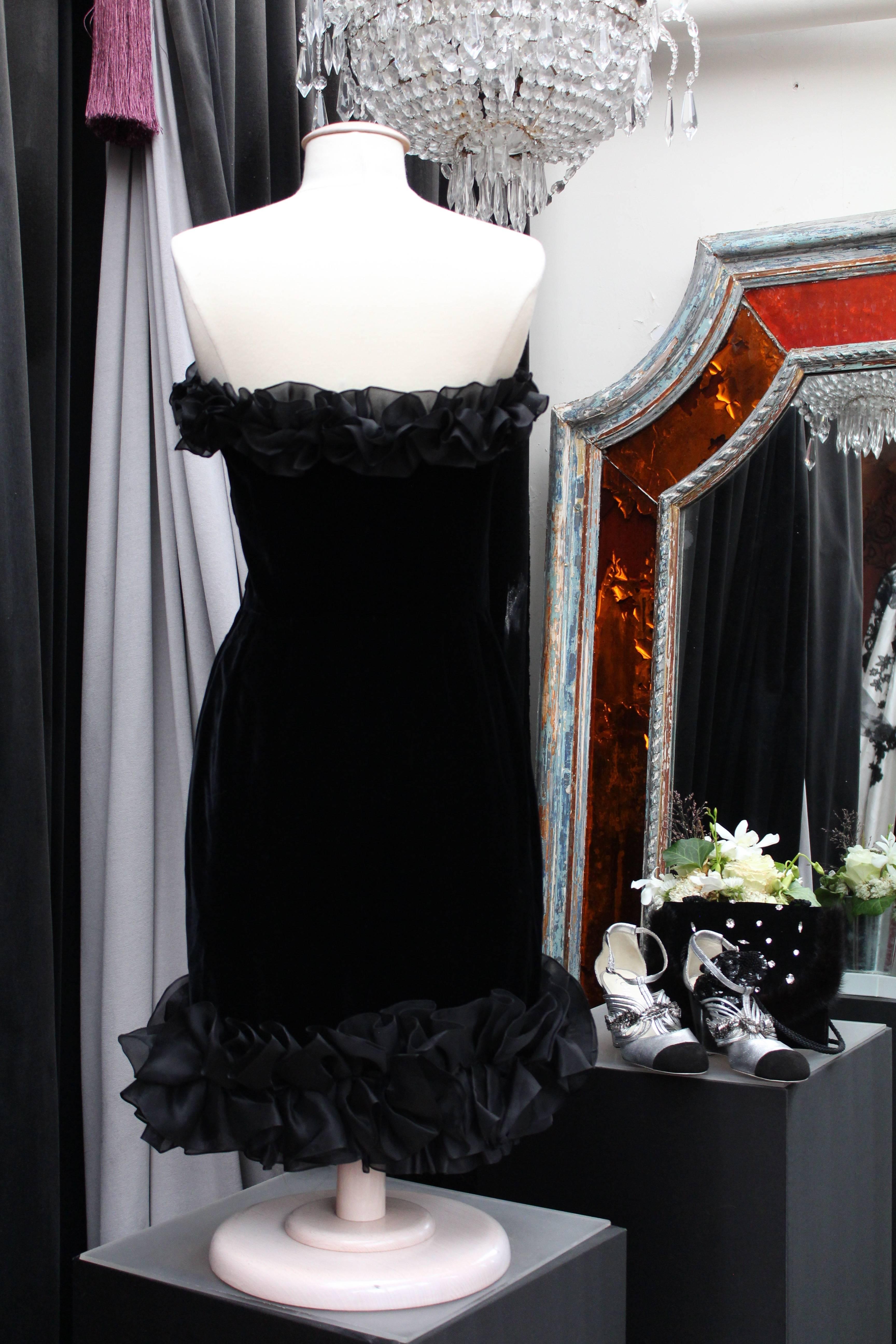 1987 Yves Saint Laurent black velvet bustier dress In Excellent Condition In Paris, FR