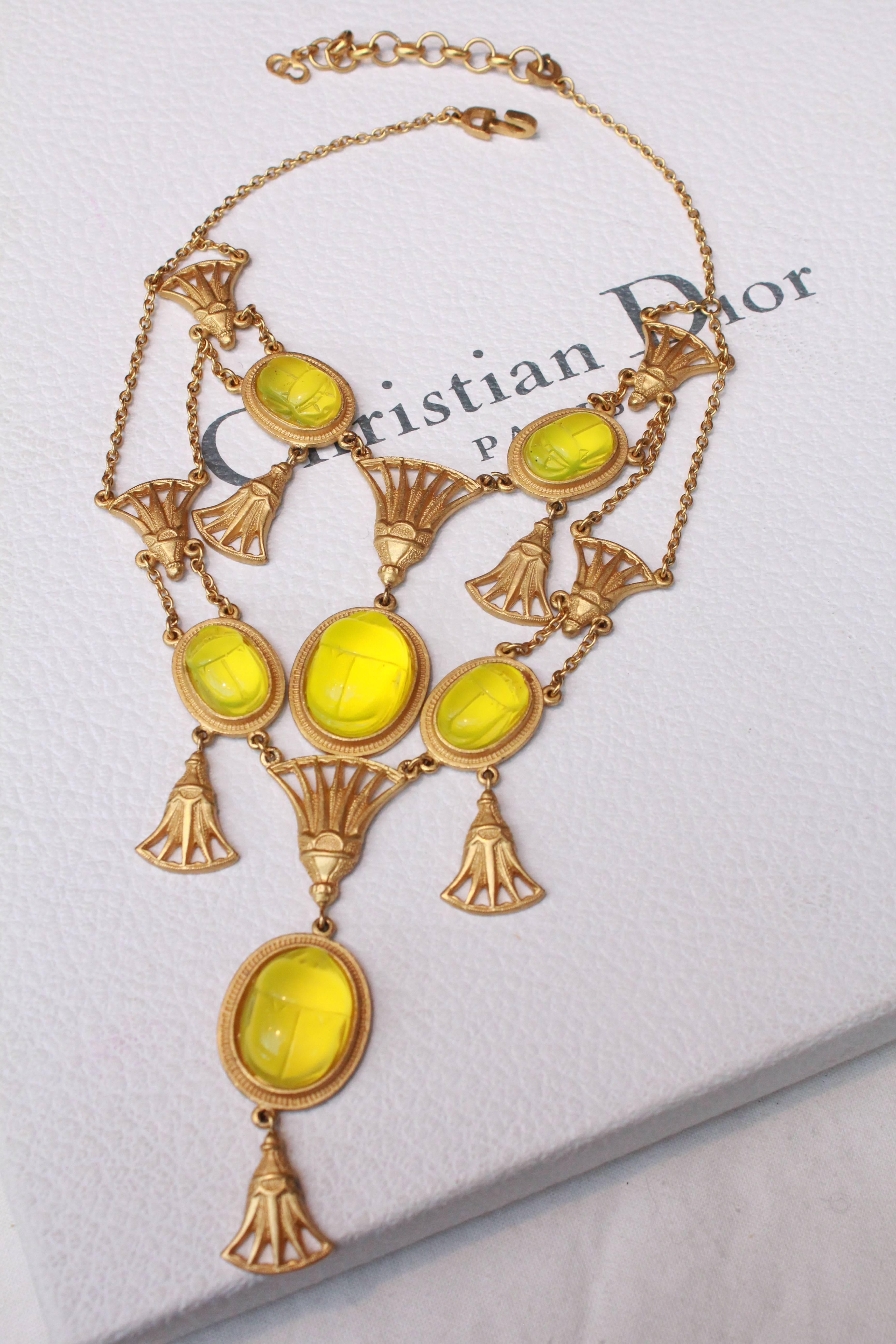 CHRISTIAN DIOR par JOHN GALLIANO  – Gilded metal necklace  inspired by ancient Egypt, composed of chain with yellow resin scarabs and openwork  papyrus flowers. “The Beetle” model. Hook and eye clasp with a small chain bearing the brand