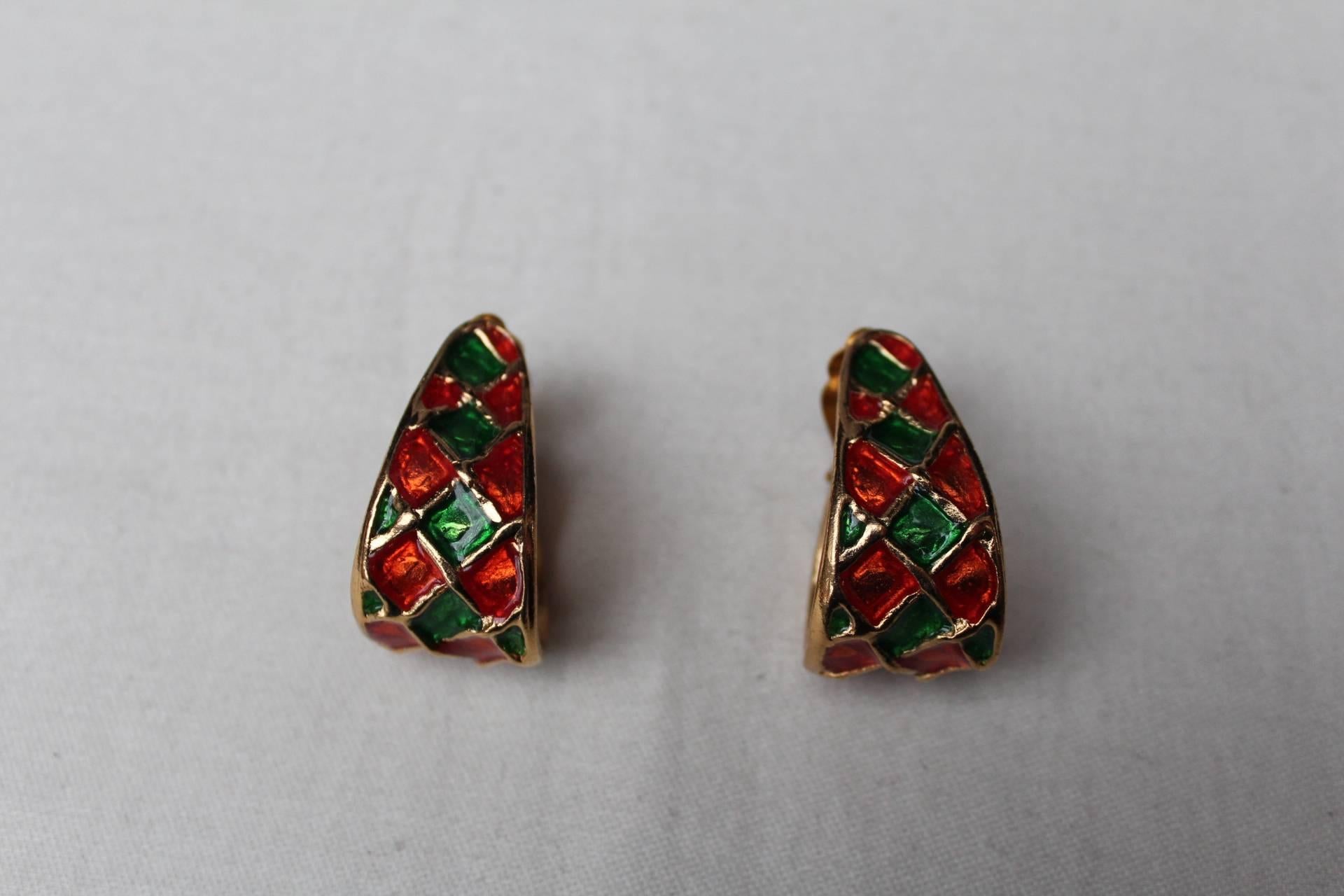YVES SAINT LAURENT (Made in France) Pair of half hoop earrings, chiseled gilded metal and green and orange enamel with criss-cross diamond shape pattern. Circa 1980.

Height 4 cm (1.25 in); width .5 to 2 cm (.10 to 1.75 in).

Very good condition