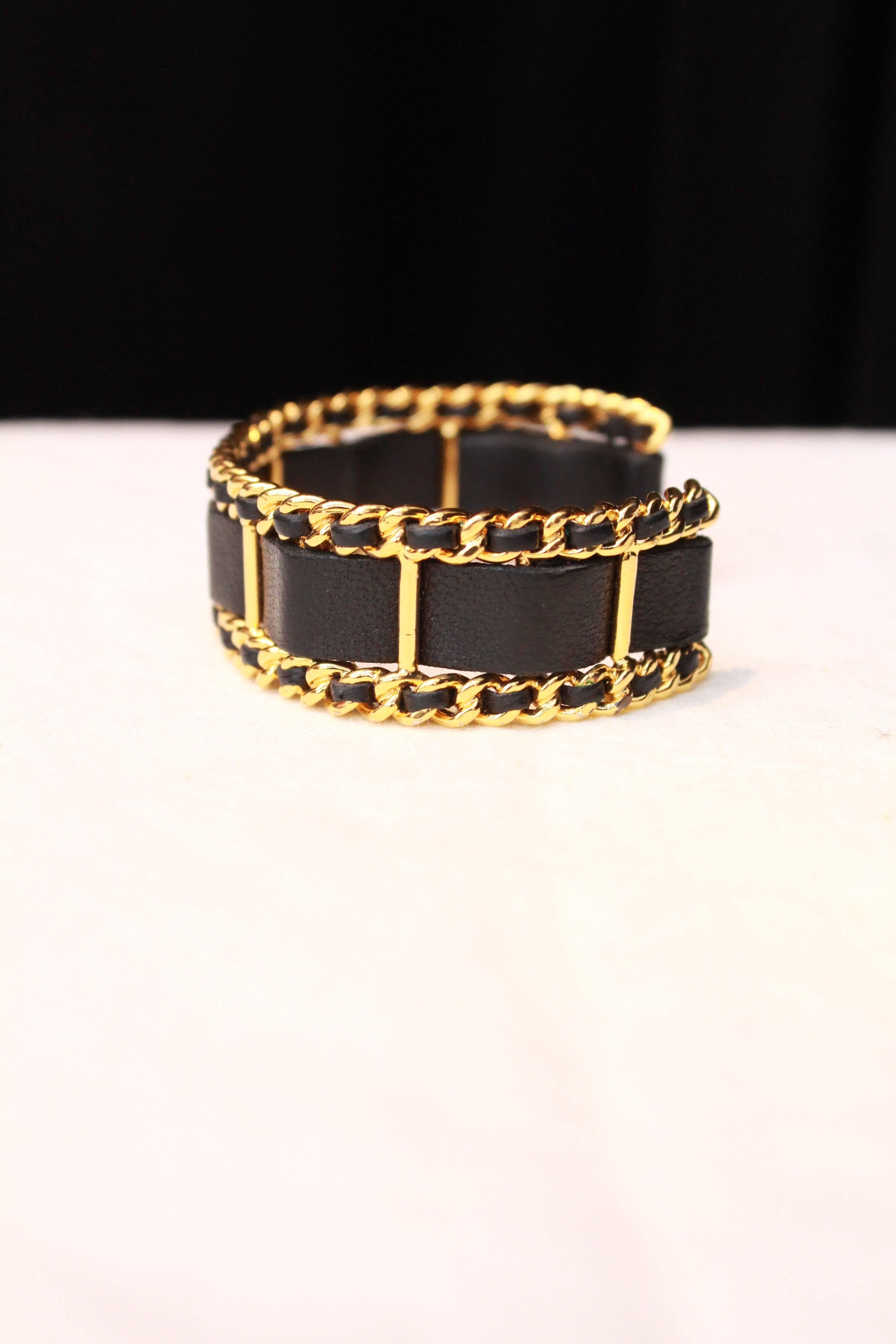 1990s Chanel black leather and and chain bangle cuff bracelet In Excellent Condition In Paris, FR