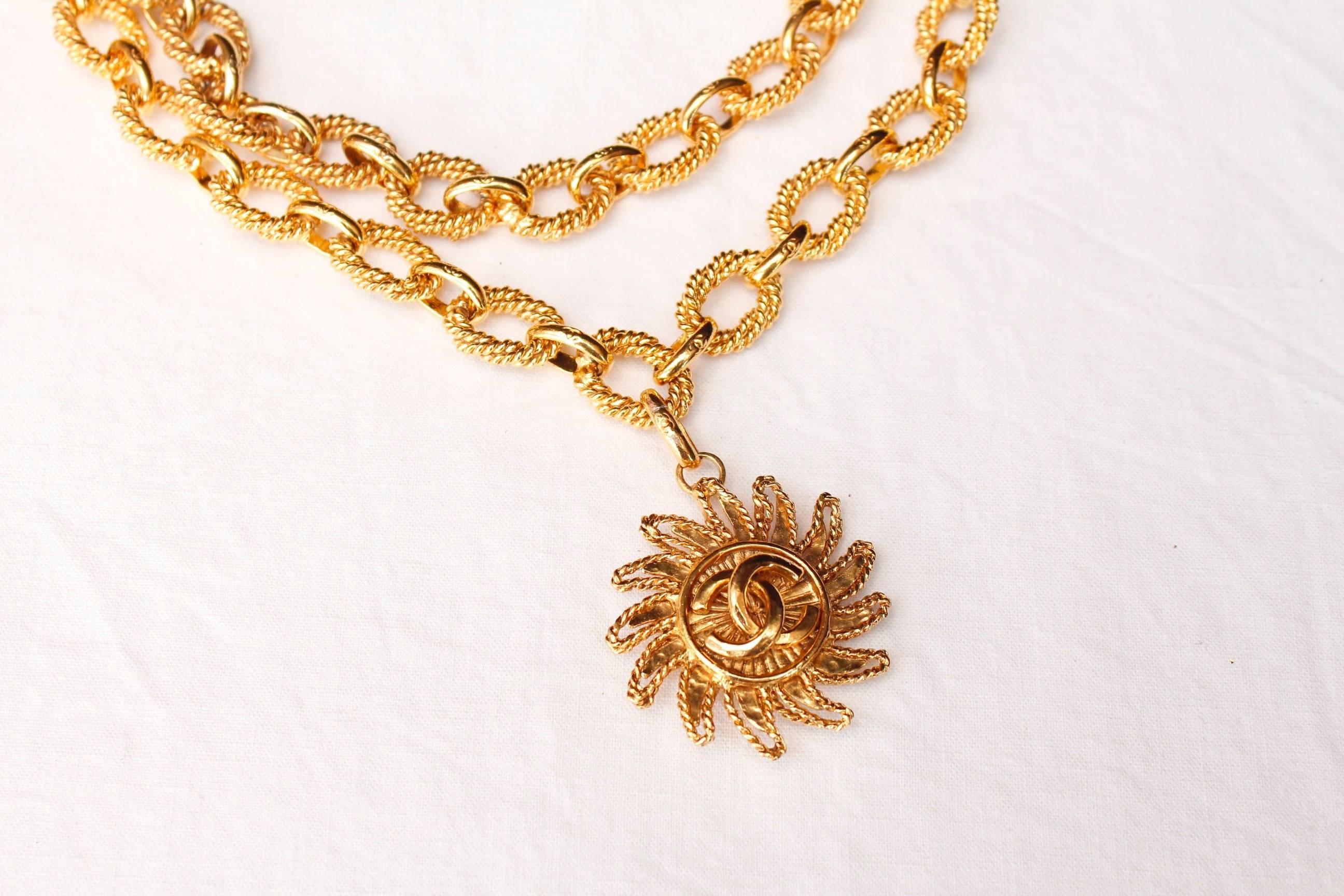 Chanel short gilded metal necklace with sun-shaped pendant, 1994 Fall Collection In Excellent Condition In Paris, FR